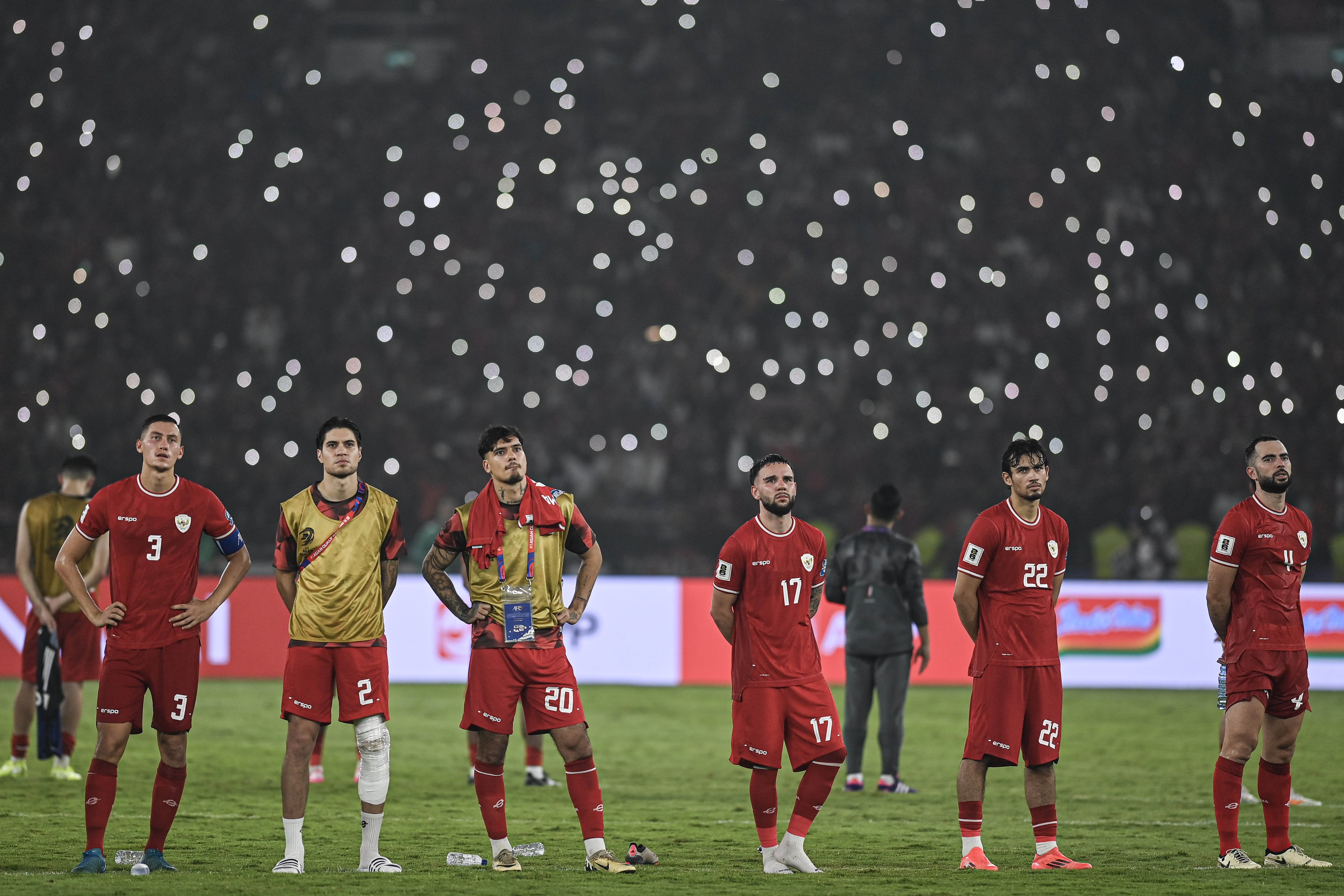 Pesepak bola Timnas Indonesia (dari kiri ke kanan) Jay Noah Idzes, Kevin Diks, Shayne Pattynama, Calvin Verdonk, Nathan Tjoe A On dan Jordi Amat berdiri di tengah lapangan usai bertanding melawan Timnas Jepang dalam laga Grup C Babak Ketiga Kualifikasi Piala Dunia 2026 di Stadion Utama Gelora Bung Karno (SUGBK), Senayan, Jakarta, Jumat (15/11/2024). Timnas Indonesia kalah dari Jepang dengan skor akhir 0-4. 