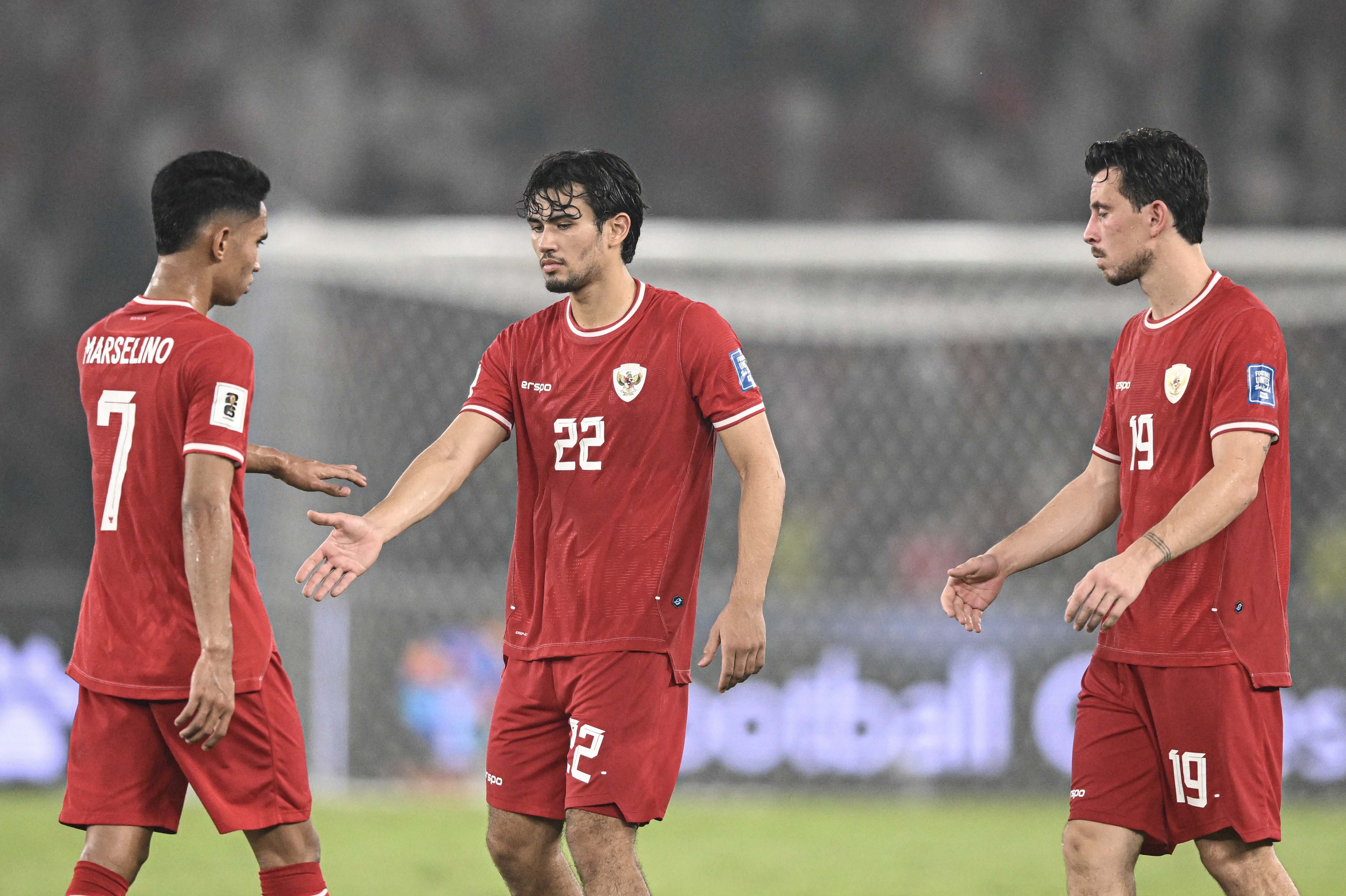 Pesepak bola Timnas Indonesia Nathan Tjoe A On (tengah) bersalaman dengan rekannya Marselino Ferdinan (kiri) dan Thom Jan Haye (kanan) usai dikalahkan Timnas Jepang dalam pertandingan Grup C putaran ketiga Kualifikasi Piala Dunia 2026 Zona Asia di Stadion Utama Gelora Bung Karno, Senayan, Jakarta, Jumat (15/11/2024). Timnas Indonesia dikalahkan Timnas Jepang dengan skor 0-4.