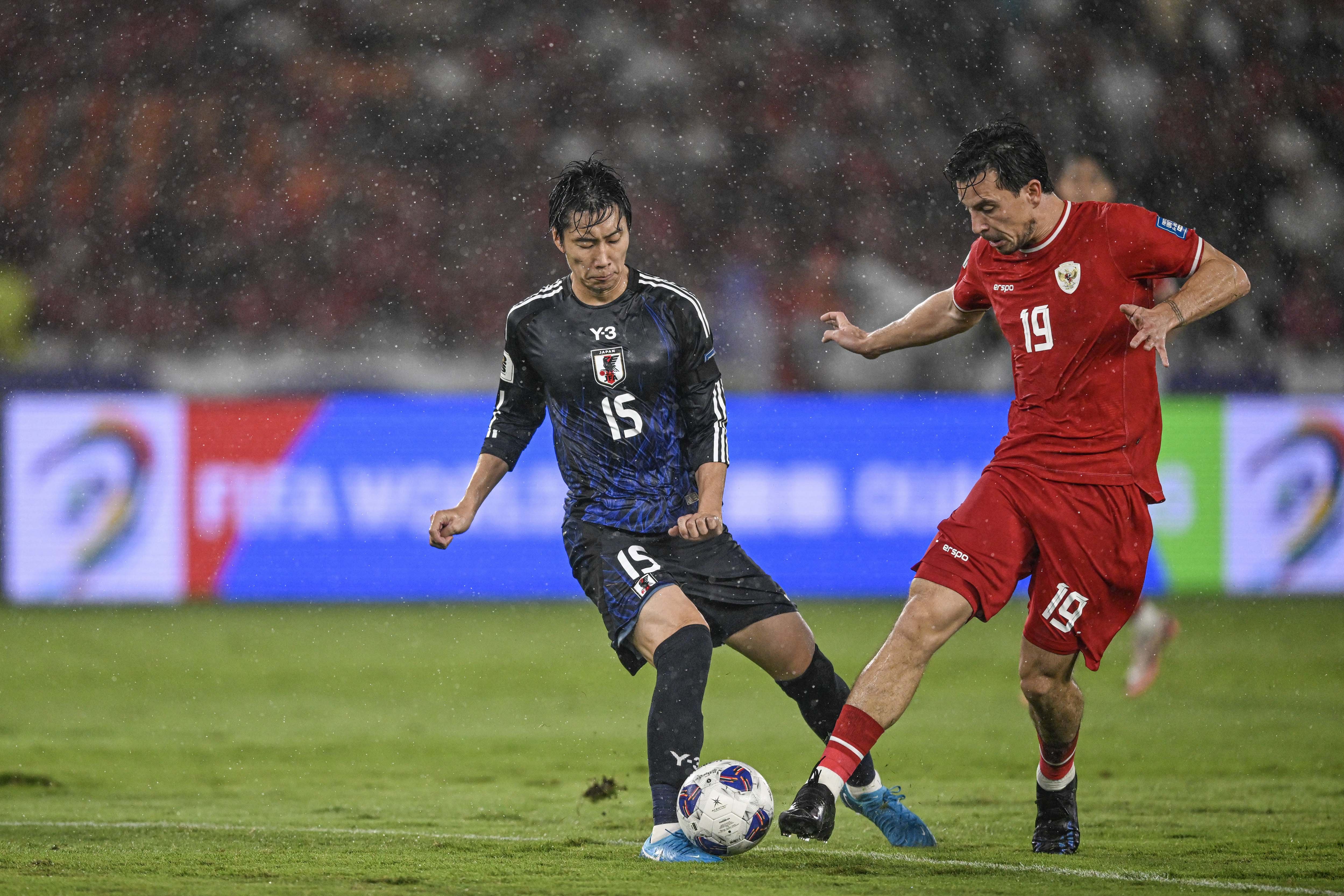 Pesepak bola Timnas Indonesia Thom Jan Haye (kanan) berebut bola dengan pesepak bola Timnas Jepang Daichi Kamada (kiri) pada pertandingan Grup C putaran ketiga Kualifikasi Piala Dunia 2026 Zona Asia di Stadion Utama Gelora Bung Karno, Senayan, Jakarta, Jumat (15/11/2024). 