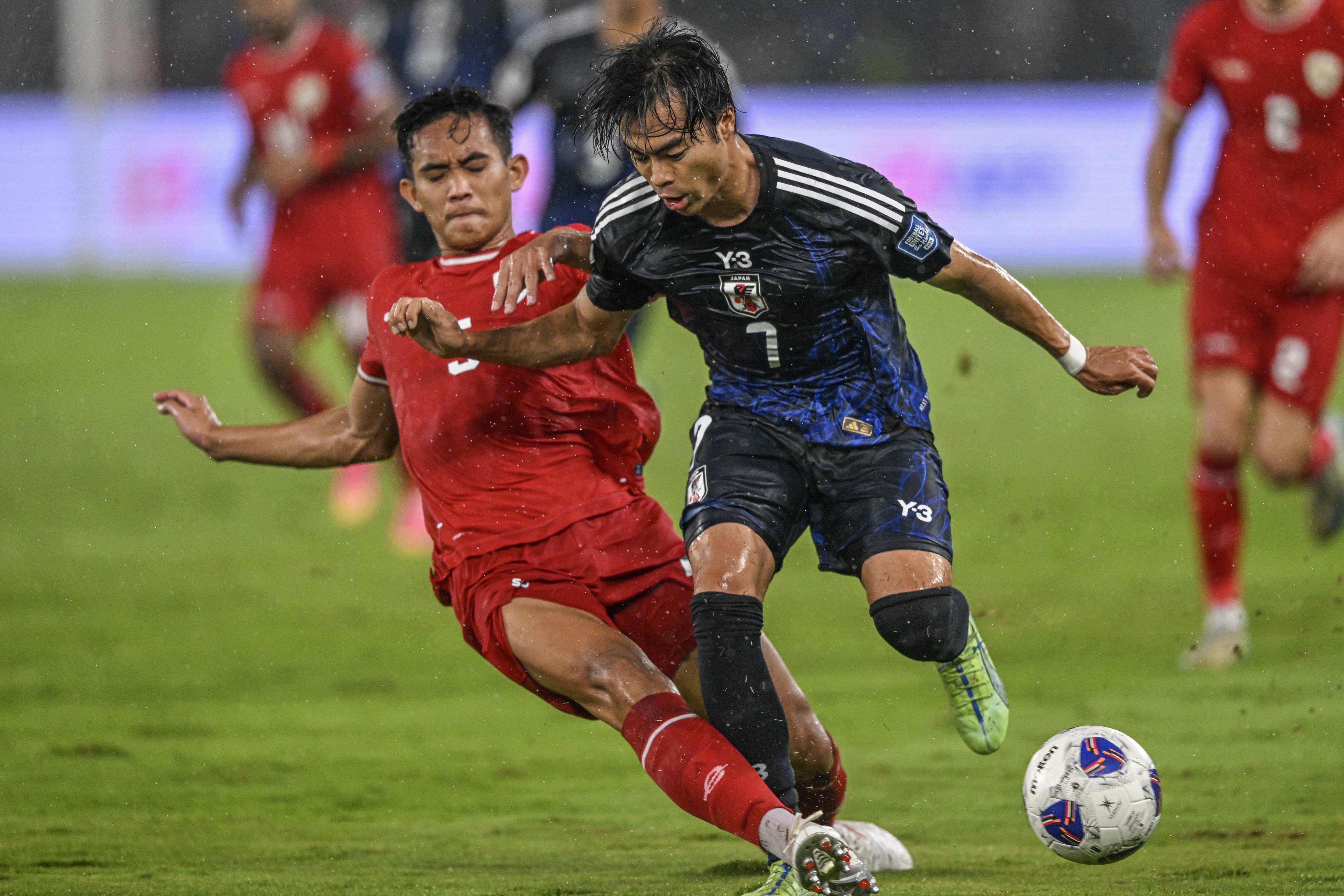 Pesepak bola Timnas Indonesia Rizky Ridho Ramadhani (kiri) berebut bola dengan pesepak bola Timnas Jepang Kaoru Mitoma (kanan) pada pertandingan Grup C putaran ketiga Kualifikasi Piala Dunia 2026 Zona Asia di Stadion Utama Gelora Bung Karno, Senayan, Jakarta, Jumat (15/11/2024). 