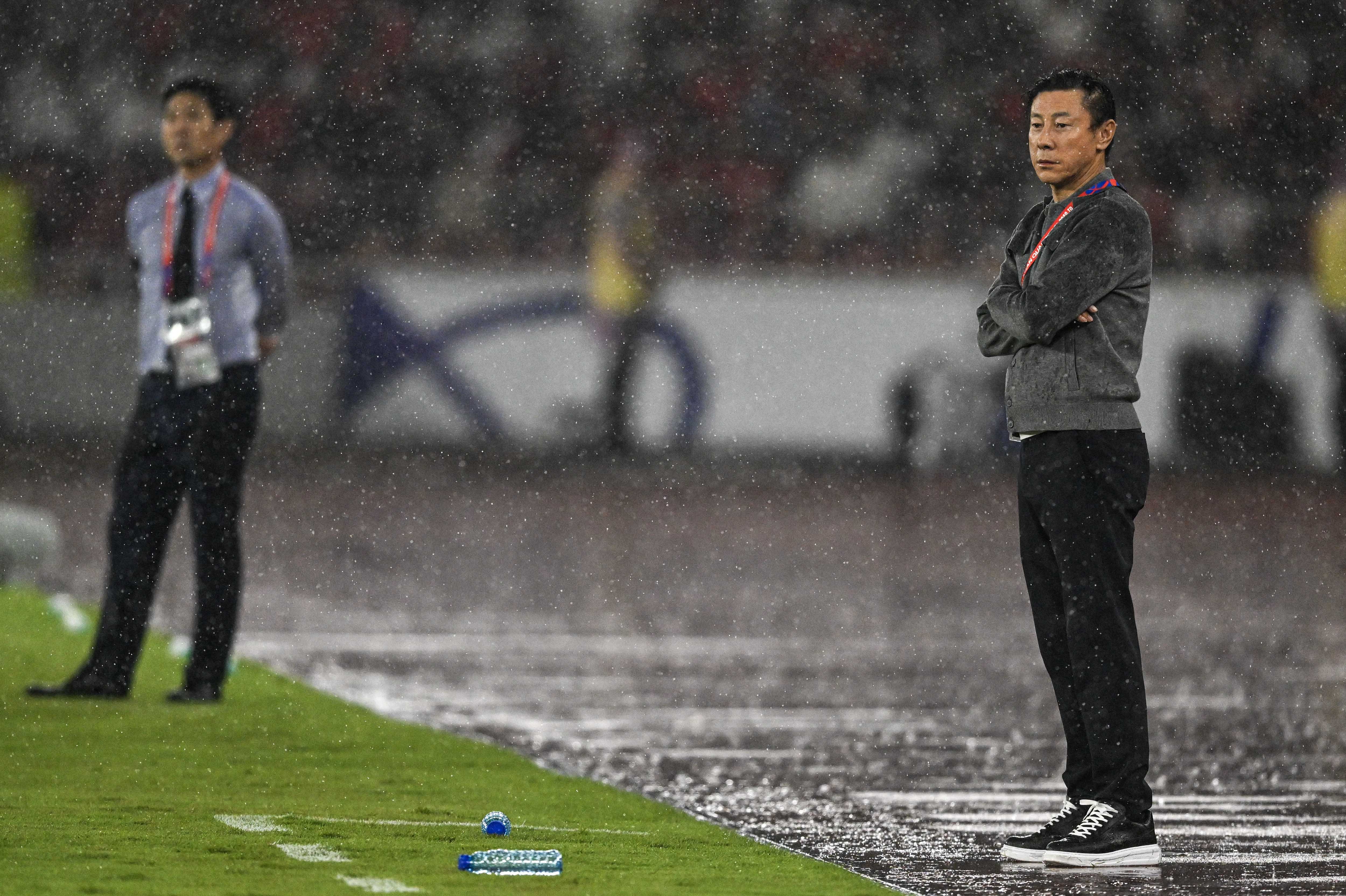 Pelatih kepala Timnas Indonesia Shin Tae Yong (kanan) mengamati permainan Timnas Indonesia saat melawan Jepang pada pertandingan Grup C putaran ketiga Kualifikasi Piala Dunia 2026 Zona Asia di Stadion Utama Gelora Bung Karno, Senayan, Jakarta, Jumat (15/11/2024). 