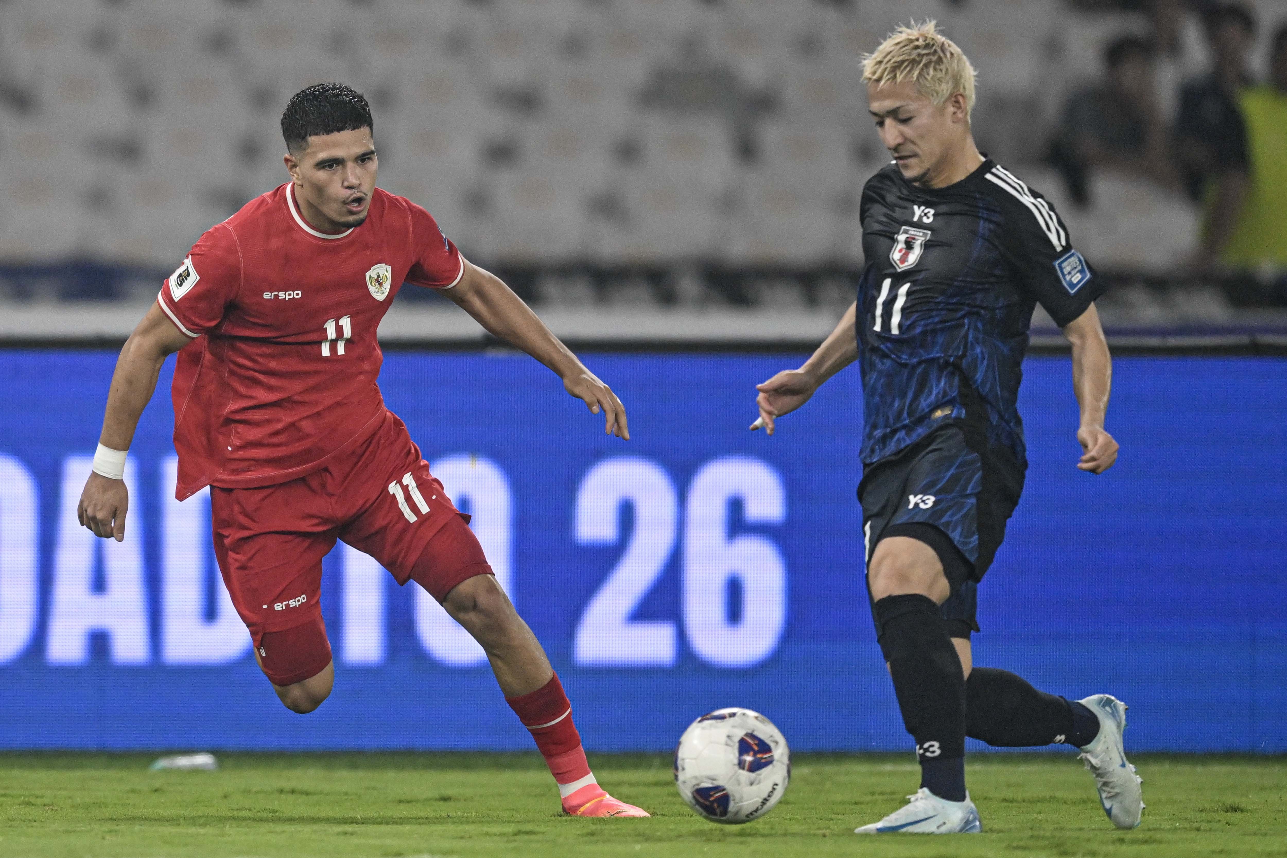 Pesepak bola Timnas Indonesia Ragnar Oratmangoen (kiri) berebut bola dengan pesepak bola Timnas Jepang Dauzen Maeda (kanan) dalam pertandingan Grup C putaran ketiga Kualifikasi Piala Dunia 2026 Zona Asia di Stadion Utama Gelora Bung Karno, Senayan, Jakarta, Jumat (15/11/2024). 