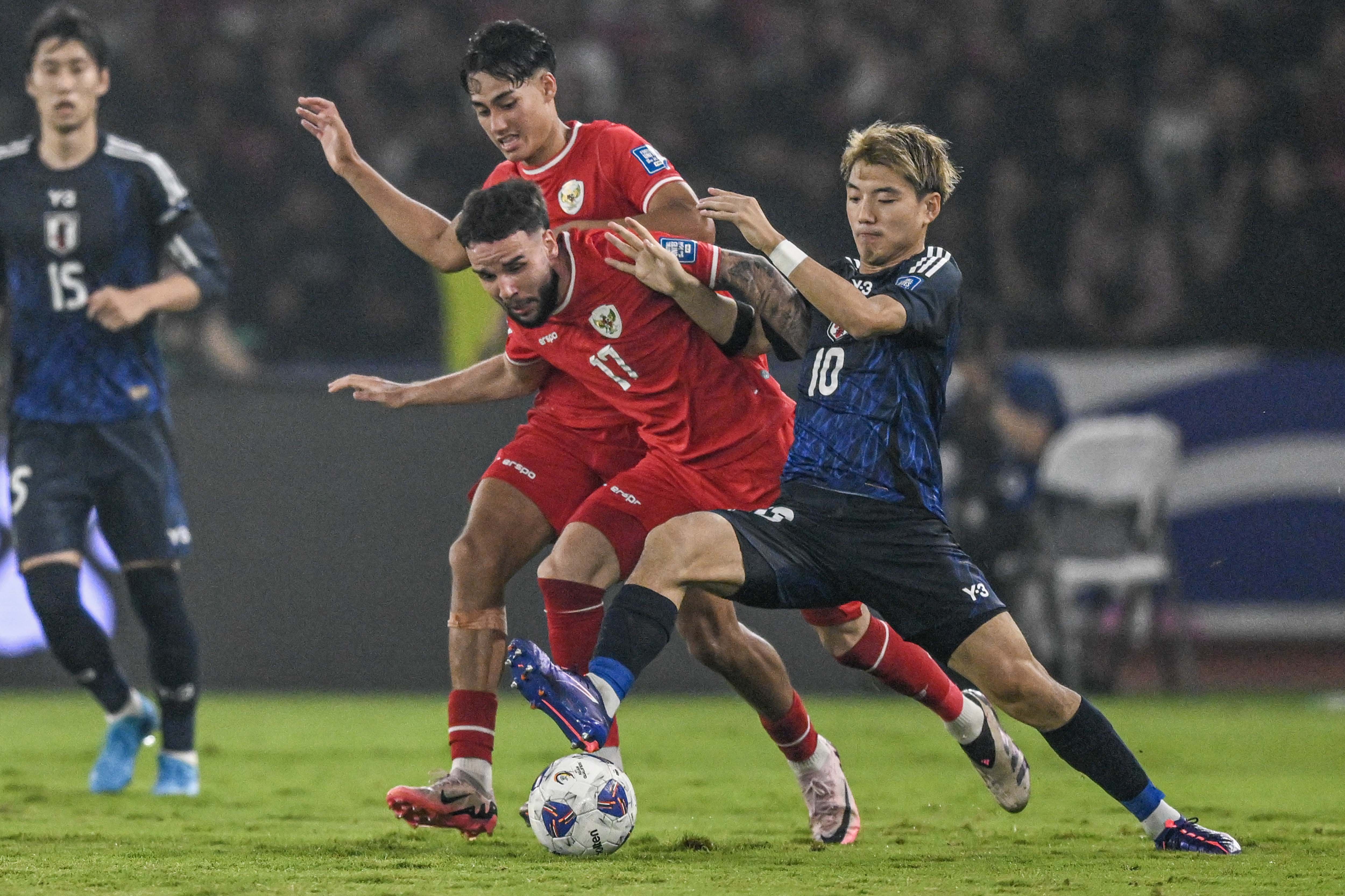 Pesepak bola Timnas Indonesia Calvin Verdonk (kedua kanan) bersama rekan setimnya Rafael William Struick (kedua kiri) berebut bola dengan pesepak bola Timnas Jepang Ritsu Doan (kanan) dalam pertandingan Grup C putaran ketiga Kualifikasi Piala Dunia 2026 Zona Asia di Stadion Utama Gelora Bung Karno, Senayan, Jakarta, Jumat (15/11/2024). 