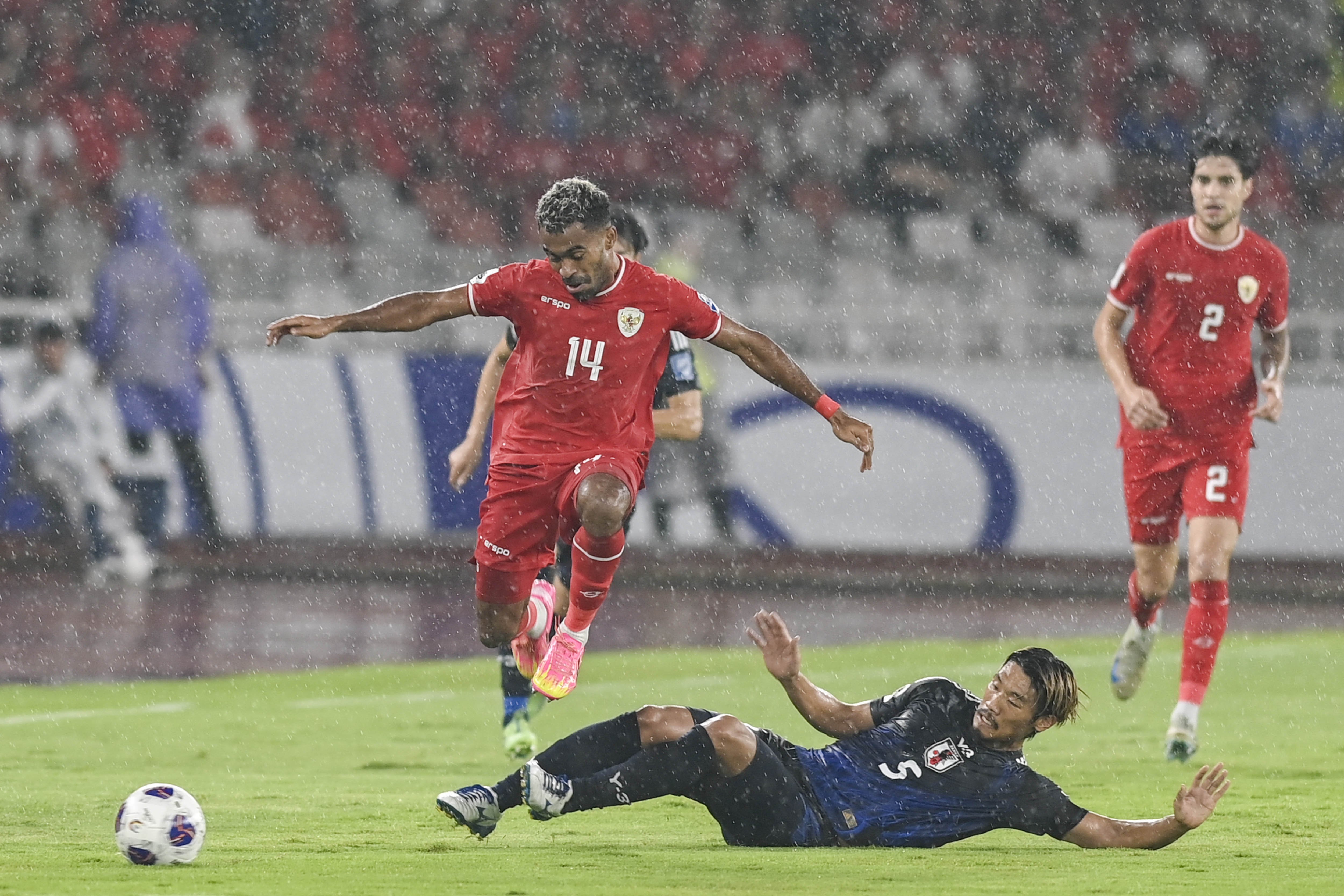 Pesepak bola Timnas Indonesia Yacob Sayuri (kiri) berusaha melewati hadangan pesepak bola Jepang Hidemasa Morita (kanan) saat bertanding dalam laga Grup C Babak Ketiga Kualifikasi Piala Dunia 2026 di Stadion Utama Gelora Bung Karno (SUGBK), Senayan, Jakarta, Jumat (15/11/2024). 