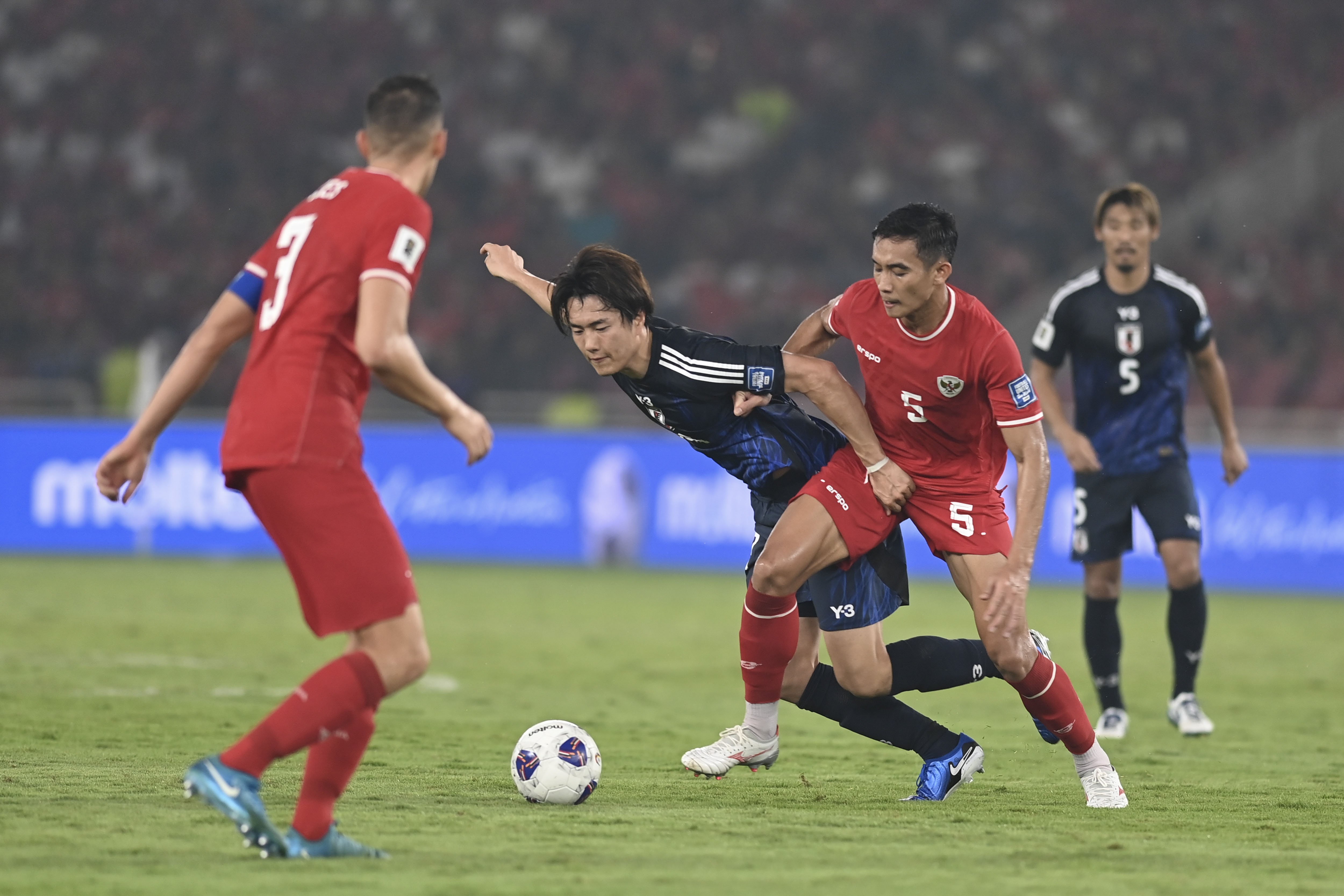 Pesepak bola Timnas Indonesia Rizky Ridho Ramadhani (kanan) berebut bola dengan pesepak bola Timnas Jepang Koki Ogawa (kedua kiri) dalam laga Grup C Babak Ketiga Kualifikasi Piala Dunia 2026 di Stadion Utama Gelora Bung Karno (SUGBK), Senayan, Jakarta, Jumat (15/11/2024). Timnas Indonesia kalah dari Jepang dengan skor akhir 0-4.