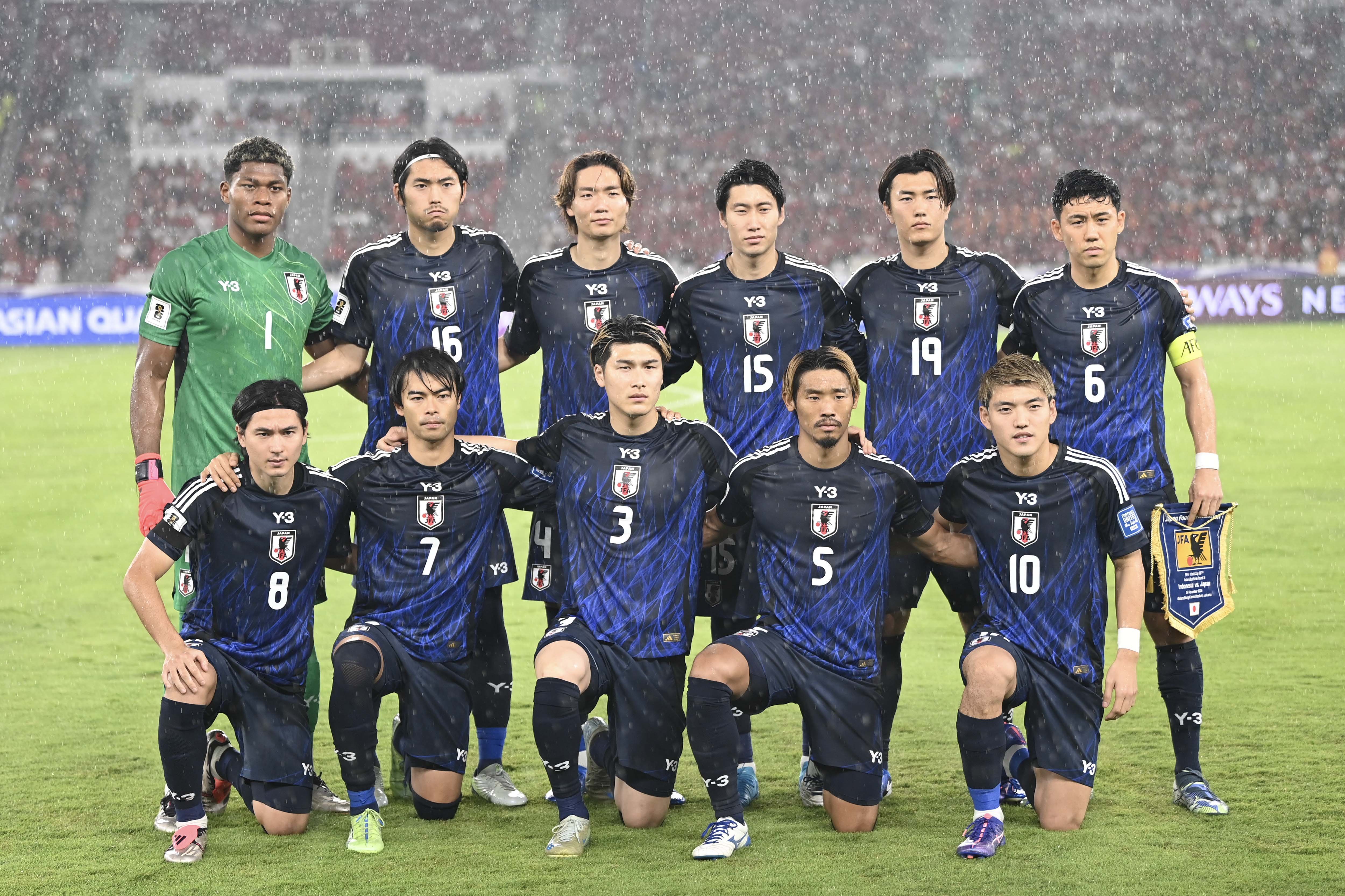 Pesepak bola Timnas Jepang berpose sebelum melawan Timnas Indonesia dalam laga Grup C Babak Ketiga Kualifikasi Piala Dunia 2026 di Stadion Utama Gelora Bung Karno (SUGBK), Senayan, Jakarta, Jumat (15/11/2024). 