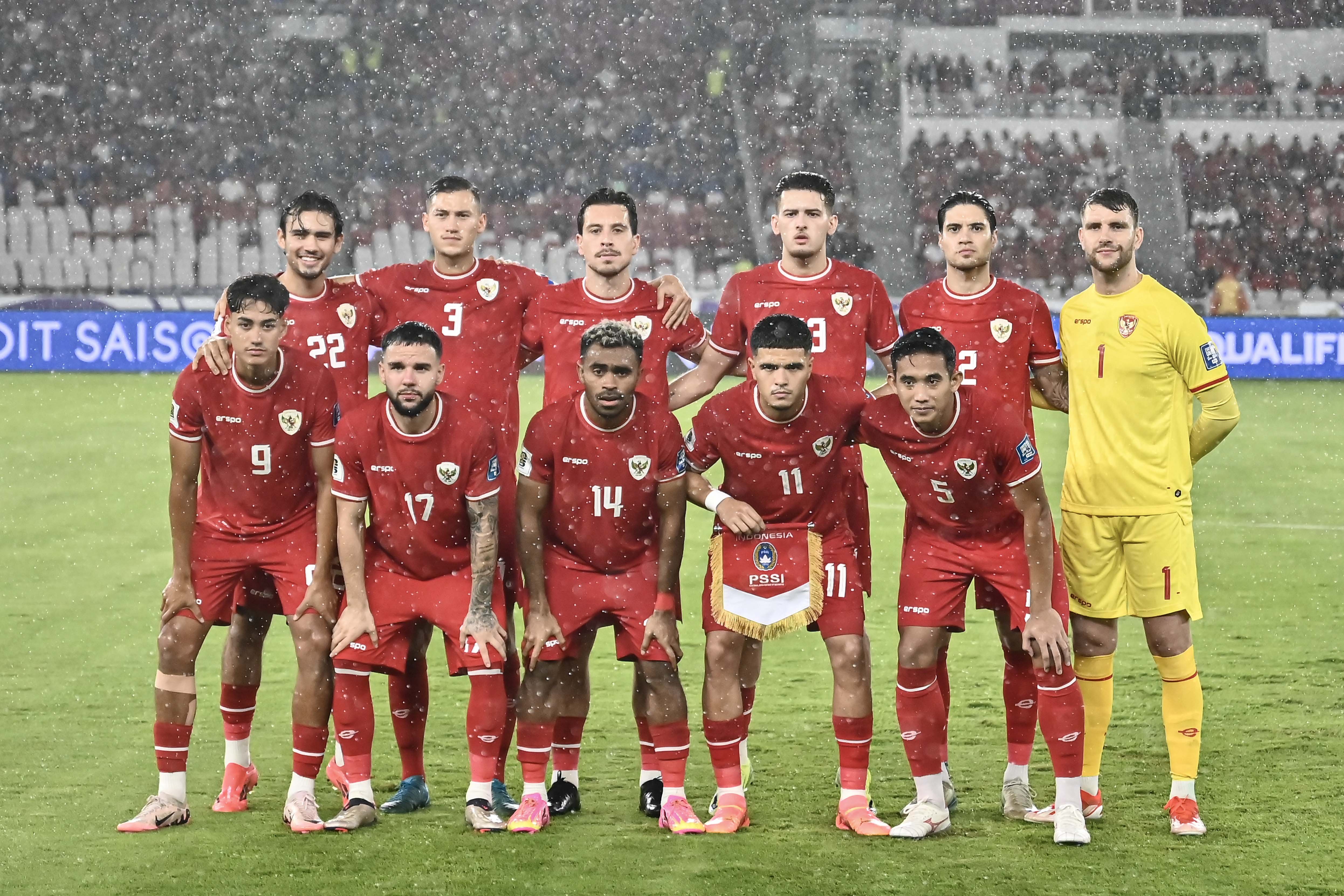 Pesepak bola Timnas Indonesia berfoto sebelum melawan sebelum melawan Timnas Jepang pada pertandingan Grup C putaran ketiga Kualifikasi Piala Dunia 2026 Zona Asia di Stadion Utama Gelora Bung Karno, Senayan, Jakarta, Jumat (15/11/2024).