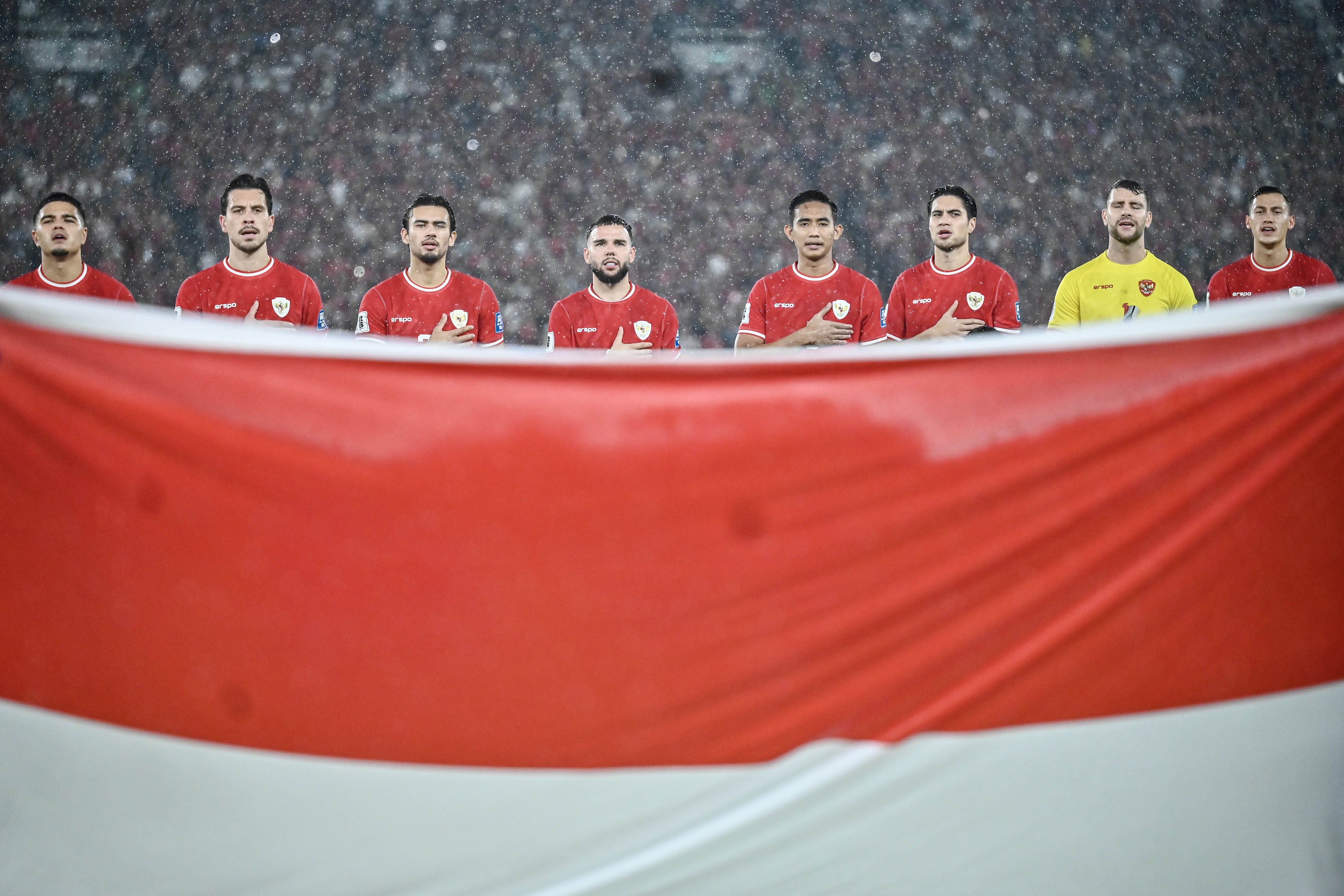 Pesepak bola Timnas Indonesia menyanyikan lagu Indonesia Raya sebelum melawan Timnas Jepang pada pertandingan Grup C putaran ketiga Kualifikasi Piala Dunia 2026 Zona Asia di Stadion Utama Gelora Bung Karno, Senayan, Jakarta, Jumat (15/11/2024).