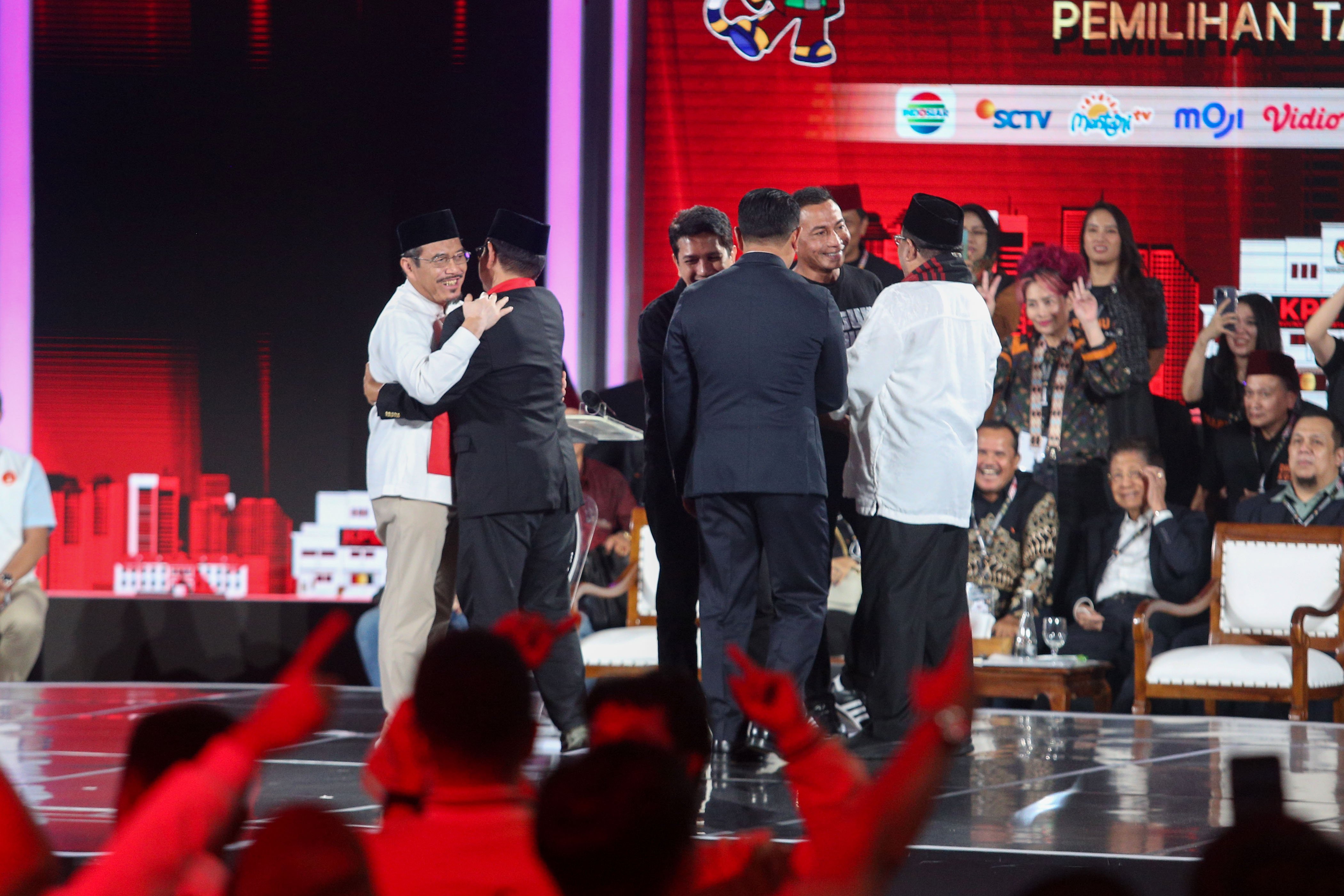 Ketiga pasangan Calon Gubernur-Wakil Gubernur Jakarta saling bersalaman seusai mengikuti debat ketiga Calon Gubernur dan Wakil Gubernur Jakarta 2024 di Golden Ballroom The Sultan Hotel & Residence, Jakarta, Minggu (17/11/2024). Debat yang diikuti oleh tiga pasangan cagub-cawagub Jakarta tersebut mengangkat tema \