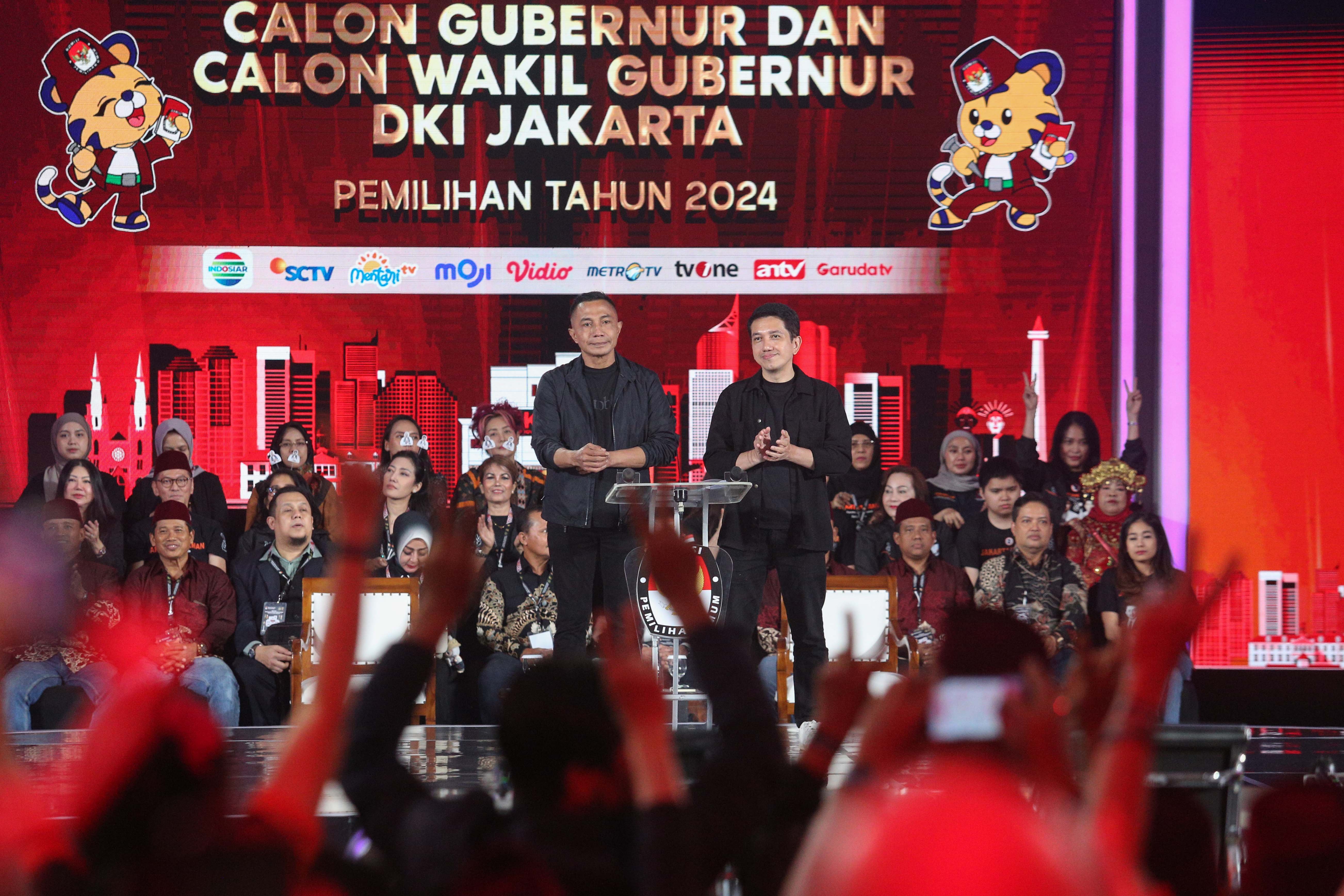 Pasangan Calon Gubernur-Wakil Gubernur Jakarta nomor urut 2 Dharma Pongrekun (kiri) dan Kun Wardana (kanan) menyampaikan pernyataan penutup saat mengikuti debat ketiga Calon Gubernur dan Wakil Gubernur Jakarta 2024 di Golden Ballroom The Sultan Hotel & Residence, Jakarta, Minggu (17/11/2024). Debat yang diikuti oleh tiga pasangan cagub-cawagub Jakarta tersebut mengangkat tema \