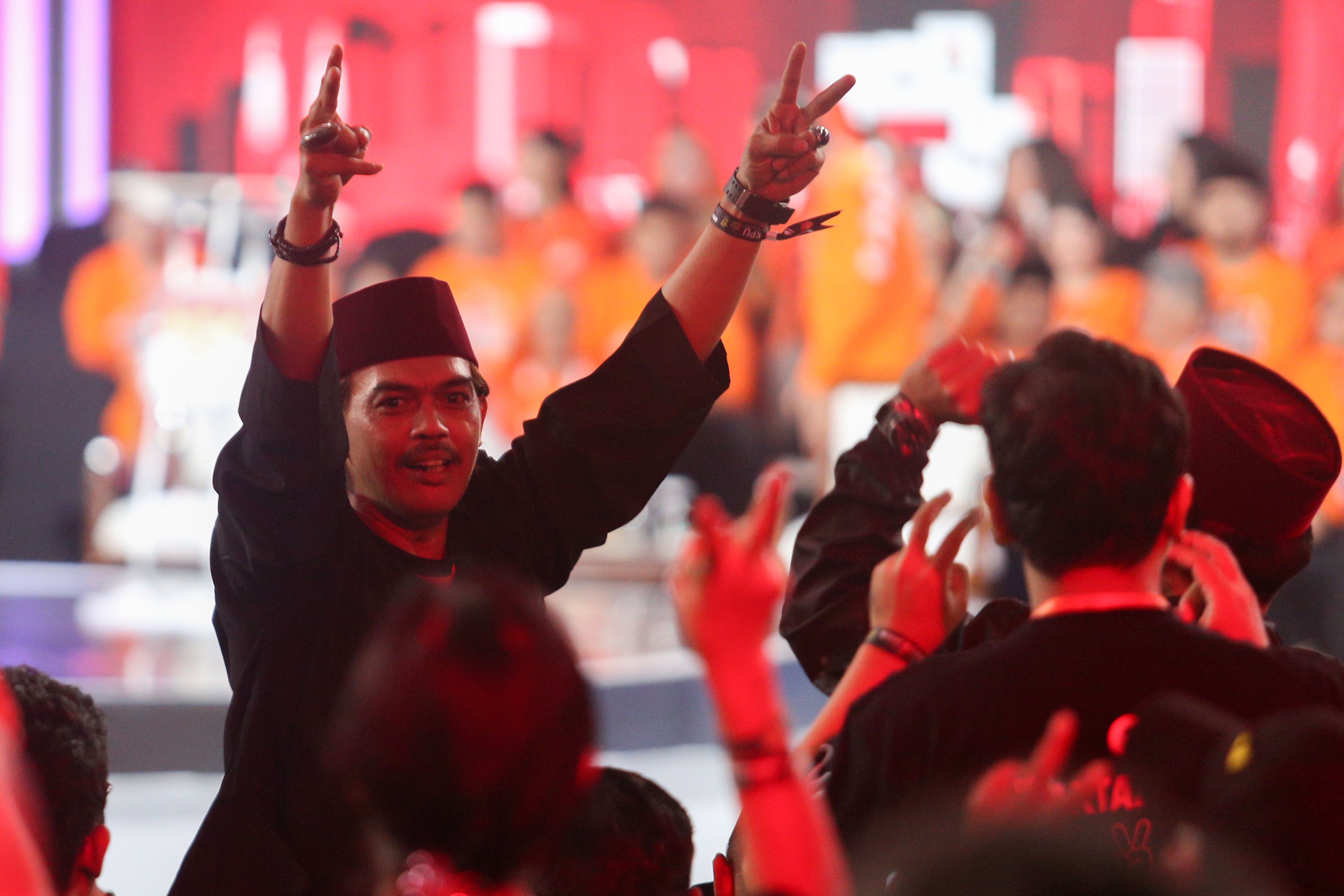 Sejumlah pendukung pasangan Calon Gubernur dan Wakil Gubernur Jakarta nomor urut 2 Dharma Pongrekun-Kun Wardana memberikan dukungan saat mengikuti debat ketiga Calon Gubernur dan Wakil Gubernur Jakarta 2024 di Golden Ballroom The Sultan Hotel & Residence, Jakarta, Minggu (17/11/2024). Debat yang diikuti oleh tiga pasangan cagub-cawagub Jakarta tersebut mengangkat tema \