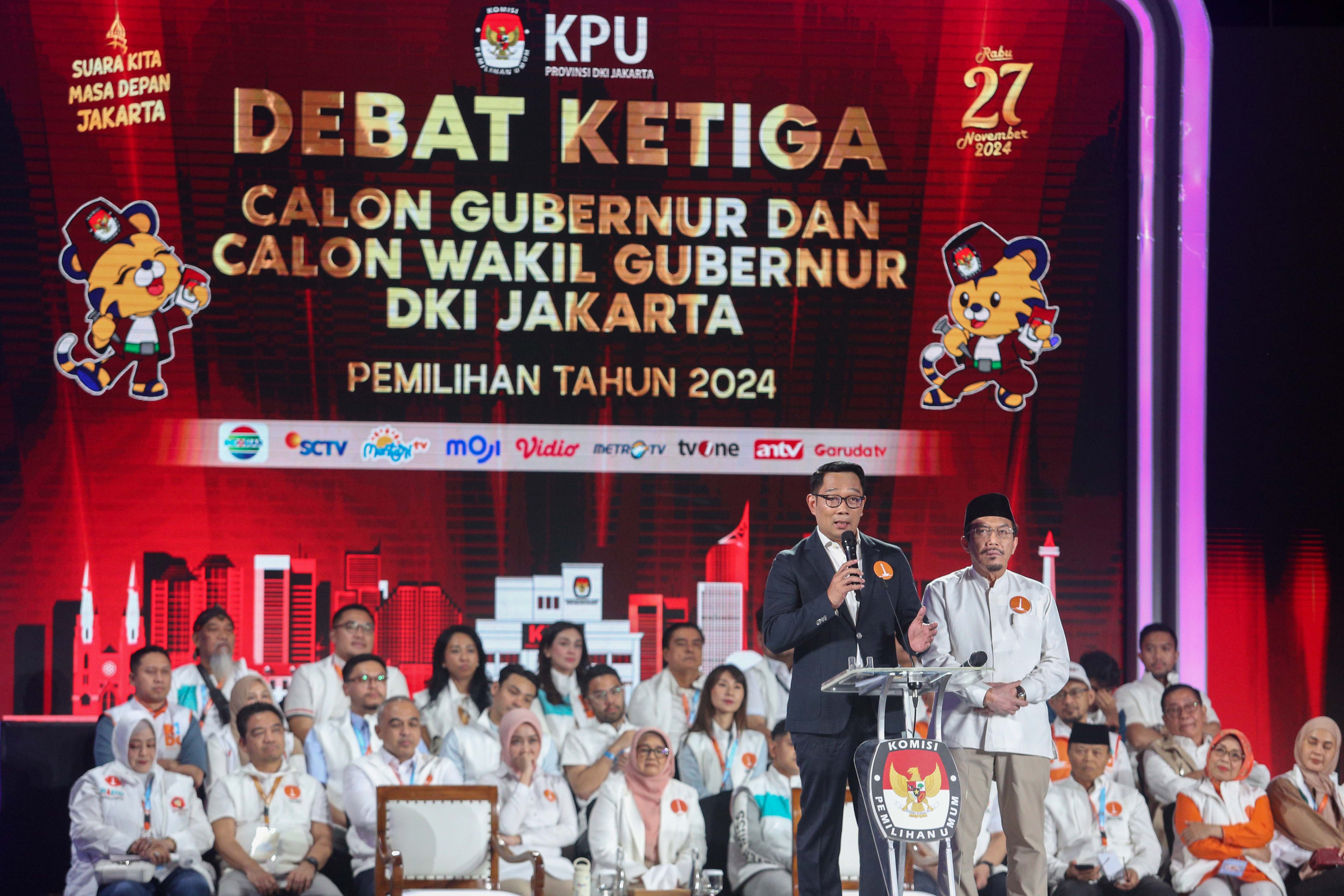 Pasangan Calon Gubernur-Wakil Gubernur Jakarta nomor urut 1 Ridwan Kamil (kiri) dan Suswono (kanan) menyampaikan paparan saat mengikuti debat ketiga Calon Gubernur dan Wakil Gubernur Jakarta 2024 di Golden Ballroom The Sultan Hotel & Residence, Jakarta, Minggu (17/11/2024). Debat yang diikuti oleh tiga pasangan cagub-cawagub Jakarta tersebut mengangkat tema \