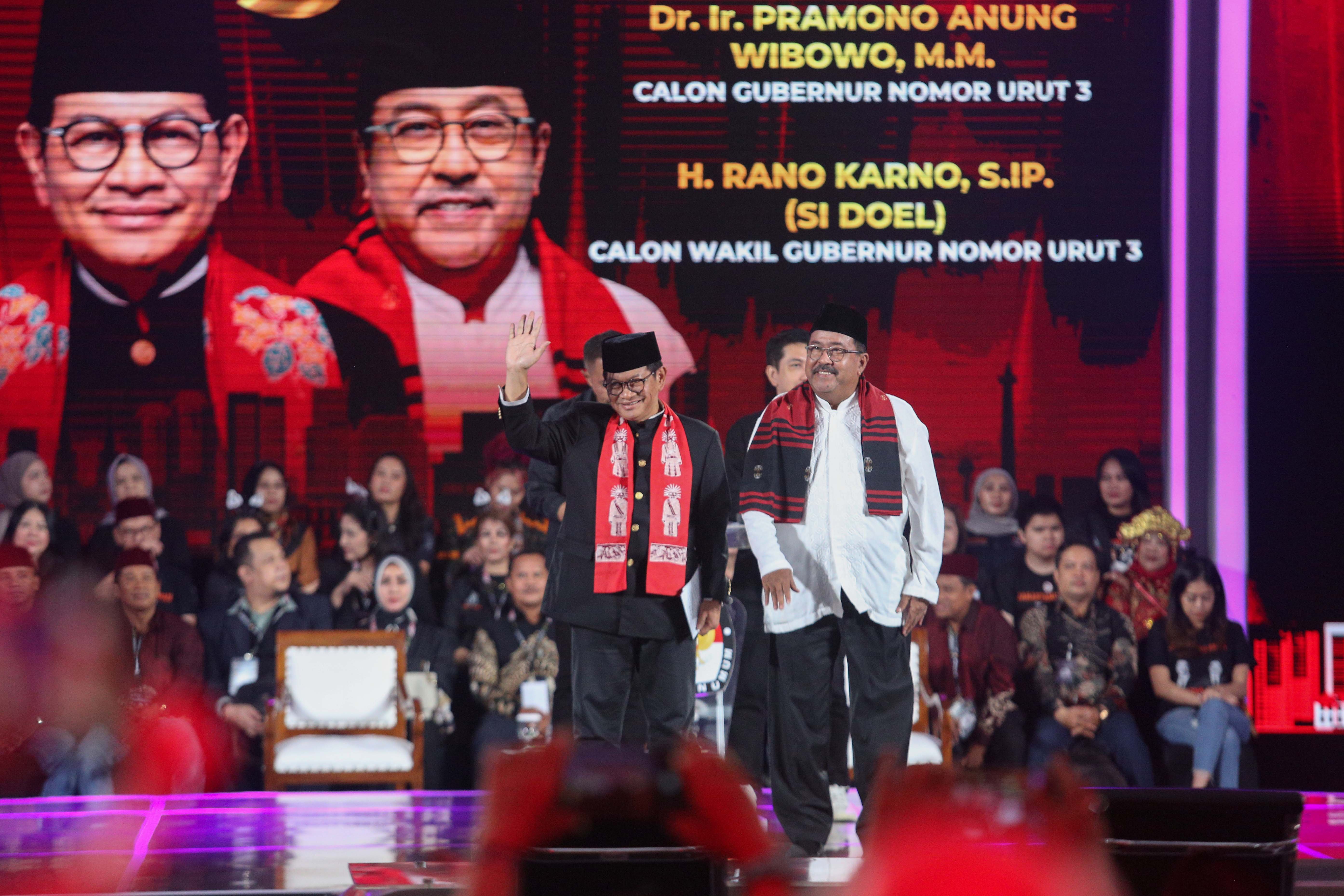 Pasangan Calon Gubernur-Wakil Gubernur Jakarta nomor urut 3 Pramono Anung (kiri) dan Rano Karno (kanan) menyapa pendukungnya saat mengikuti debat ketiga Calon Gubernur dan Wakil Gubernur Jakarta 2024 di Golden Ballroom The Sultan Hotel & Residence, Jakarta, Minggu (17/11/2024). Debat yang diikuti oleh tiga pasangan cagub-cawagub Jakarta tersebut mengangkat tema \