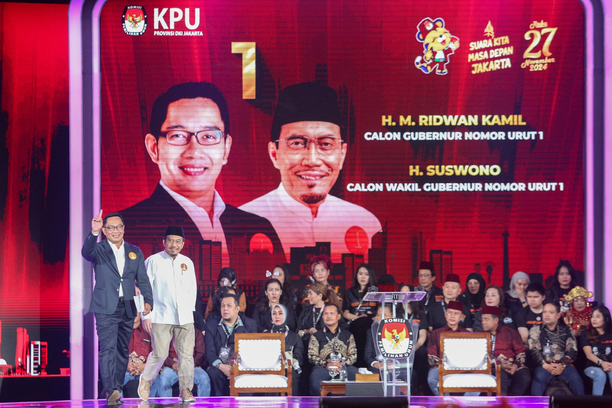 Pasangan Calon Gubernur-Wakil Gubernur Jakarta nomor urut 1 Ridwan Kamil (kiri) dan Suswono (kanan) menyapa pendukungnya saat mengikuti debat ketiga Calon Gubernur dan Wakil Gubernur Jakarta 2024 di Golden Ballroom The Sultan Hotel & Residence, Jakarta, Minggu (17/11/2024). Debat yang diikuti oleh tiga pasangan cagub-cawagub Jakarta tersebut mengangkat tema \