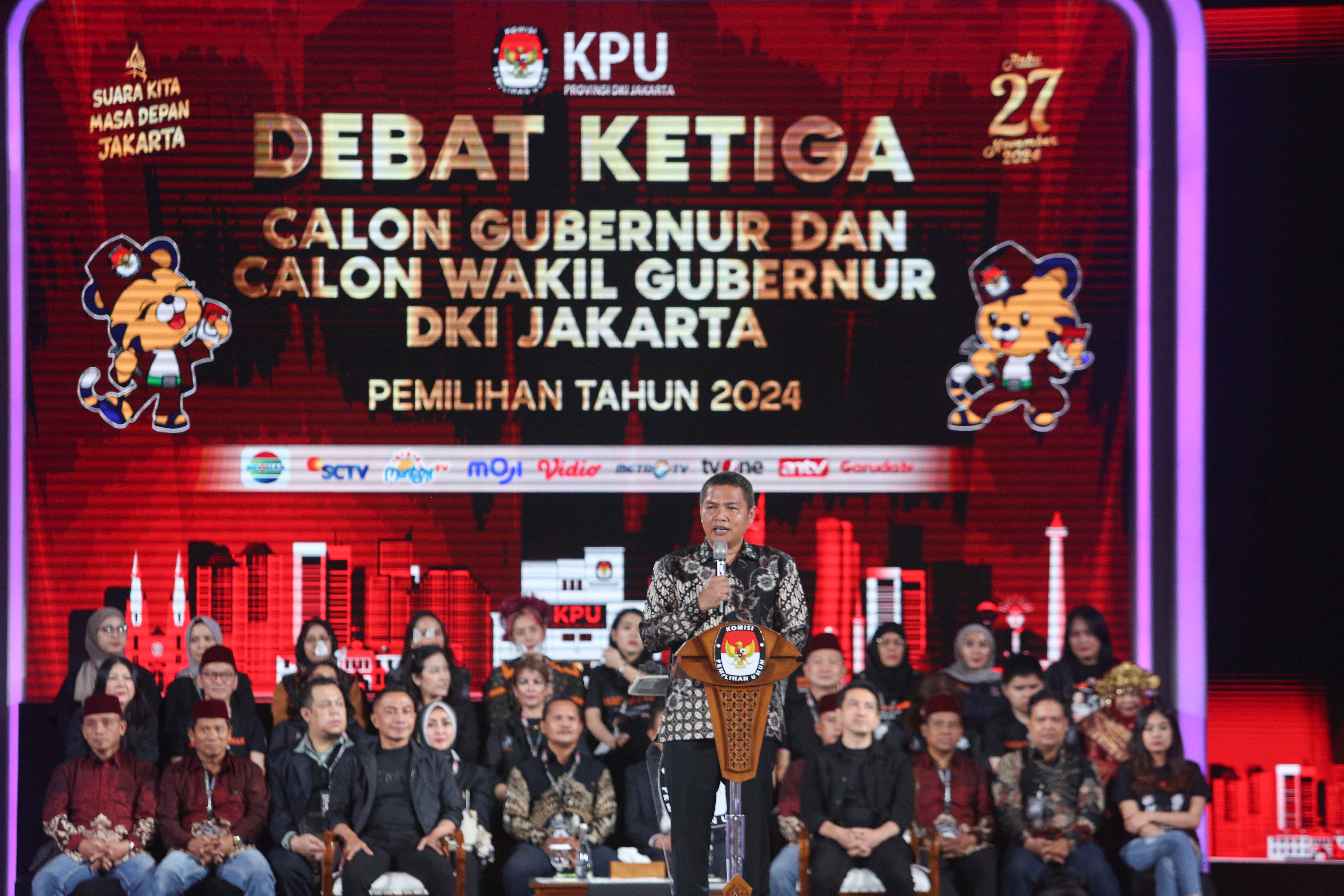 Ketua KPU DKI Jakarta Wahyu Dinata menyampaikan sambutan dalam debat ketiga Calon Gubernur dan Wakil Gubernur Jakarta 2024 di Golden Ballroom The Sultan Hotel & Residence, Jakarta, Minggu (17/11/2024). Debat yang diikuti oleh tiga pasangan cagub-cawagub Jakarta tersebut mengangkat tema \