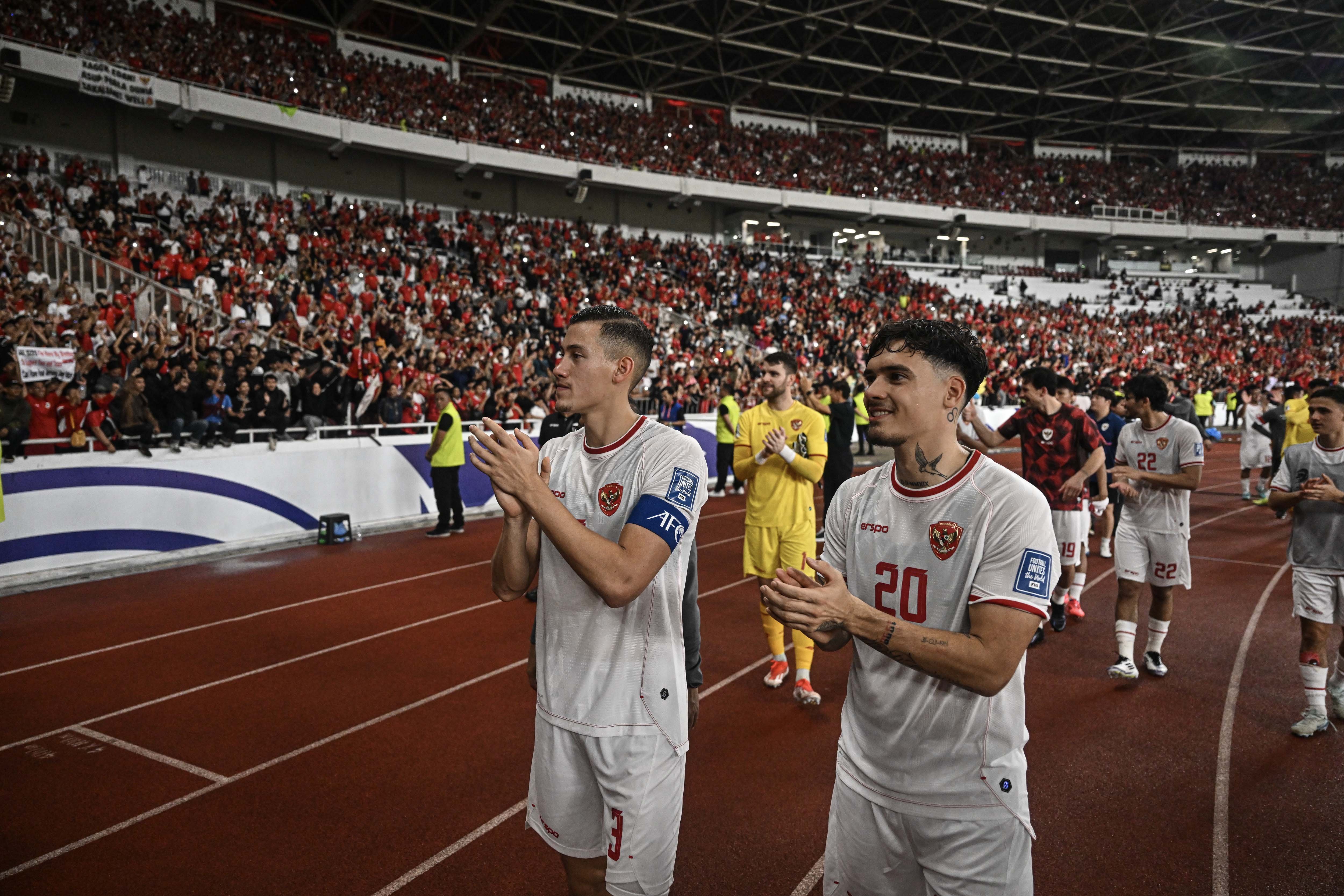 Sejumlah pesepak bola Timnas Indonesia menyapa suporter usai mengalahkan Timnas Arab Saudi pada pertandingan Grup C putaran ketiga Kualifikasi Piala Dunia 2026 Zona Asia di Stadion Utama Gelora Bung Karno, Senayan, Jakarta, Selasa (19/11/2024). Indonesia berhasil mengalahkan Arab Saudi dengan skor 2-0.