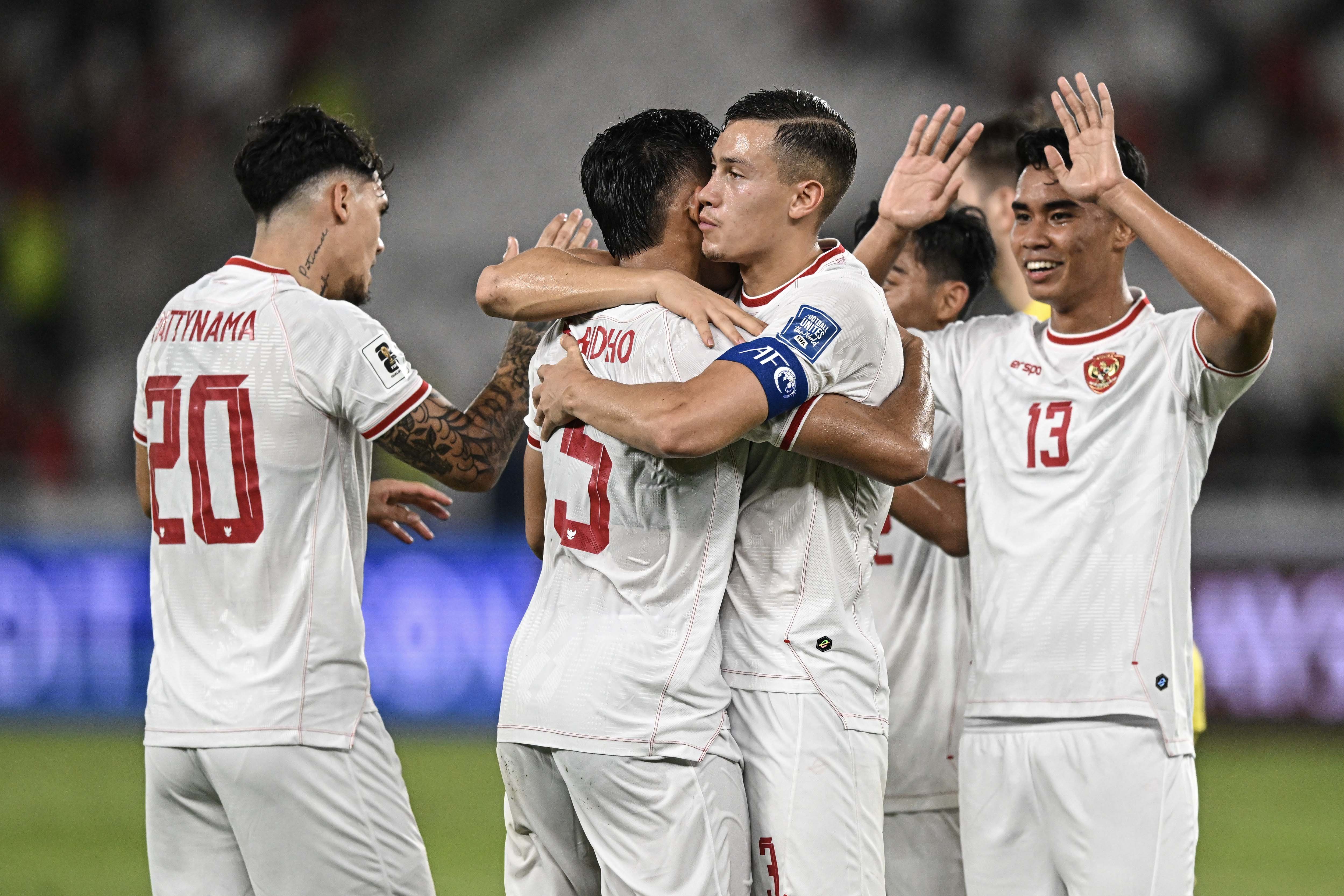 Sejumlah pesepak bola Timnas Indonesia meluapkan kegembiraannya usai mengalahkan Timnas Arab Saudi pada pertandingan Grup C putaran ketiga Kualifikasi Piala Dunia 2026 Zona Asia di Stadion Utama Gelora Bung Karno, Senayan, Jakarta, Selasa (19/11/2024). Indonesia berhasil mengalahkan Arab Saudi dengan skor 2-0. 