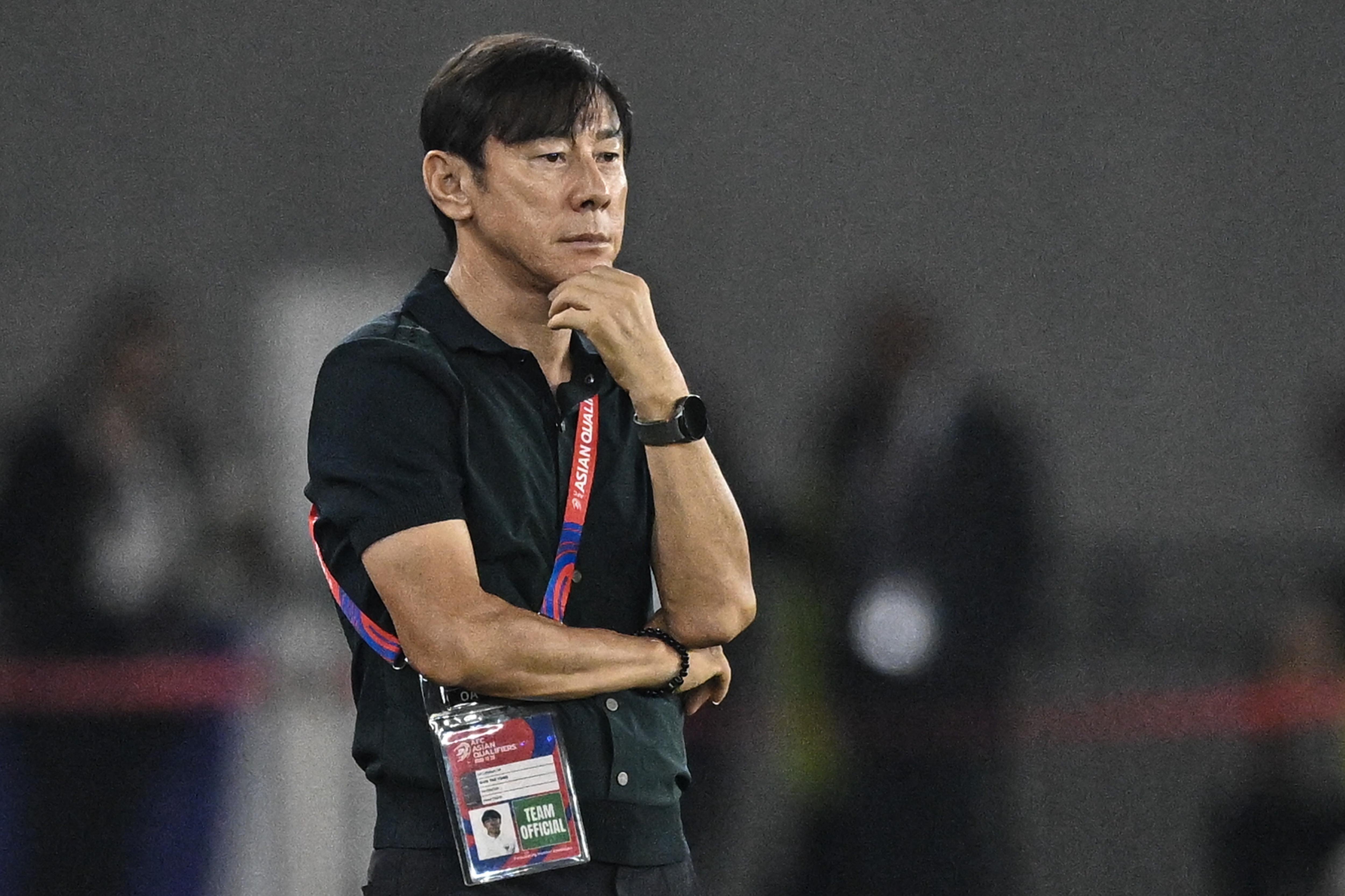 Pelatih Timnas Indonesia Shin Tae Yong mengamati permainan anak asuhnya saat melawan Timnas Arab Saudi pada pertandingan Grup C putaran ketiga Kualifikasi Piala Dunia 2026 Zona Asia di Stadion Utama Gelora Bung Karno, Senayan, Jakarta, Selasa (19/11/2024).