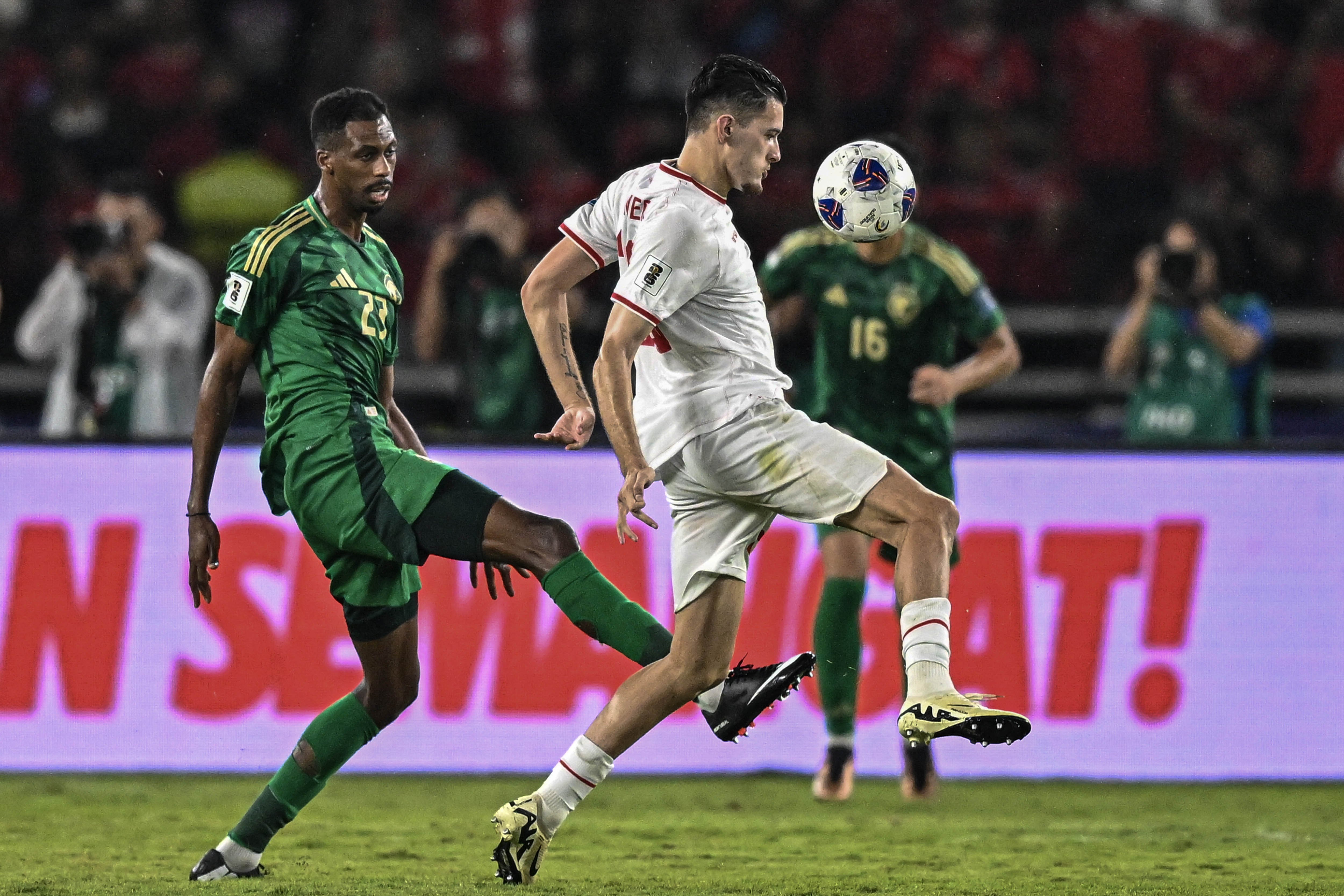 Pesepak bola Timnas Indonesia Justin Hubner (kanan) berebut bola dengan pesepak bola Timnas Arab Saudi Mohammed Kanno (kiri) pada pertandingan Grup C putaran ketiga Kualifikasi Piala Dunia 2026 Zona Asia di Stadion Utama Gelora Bung Karno, Senayan, Jakarta, Selasa (19/11/2024).