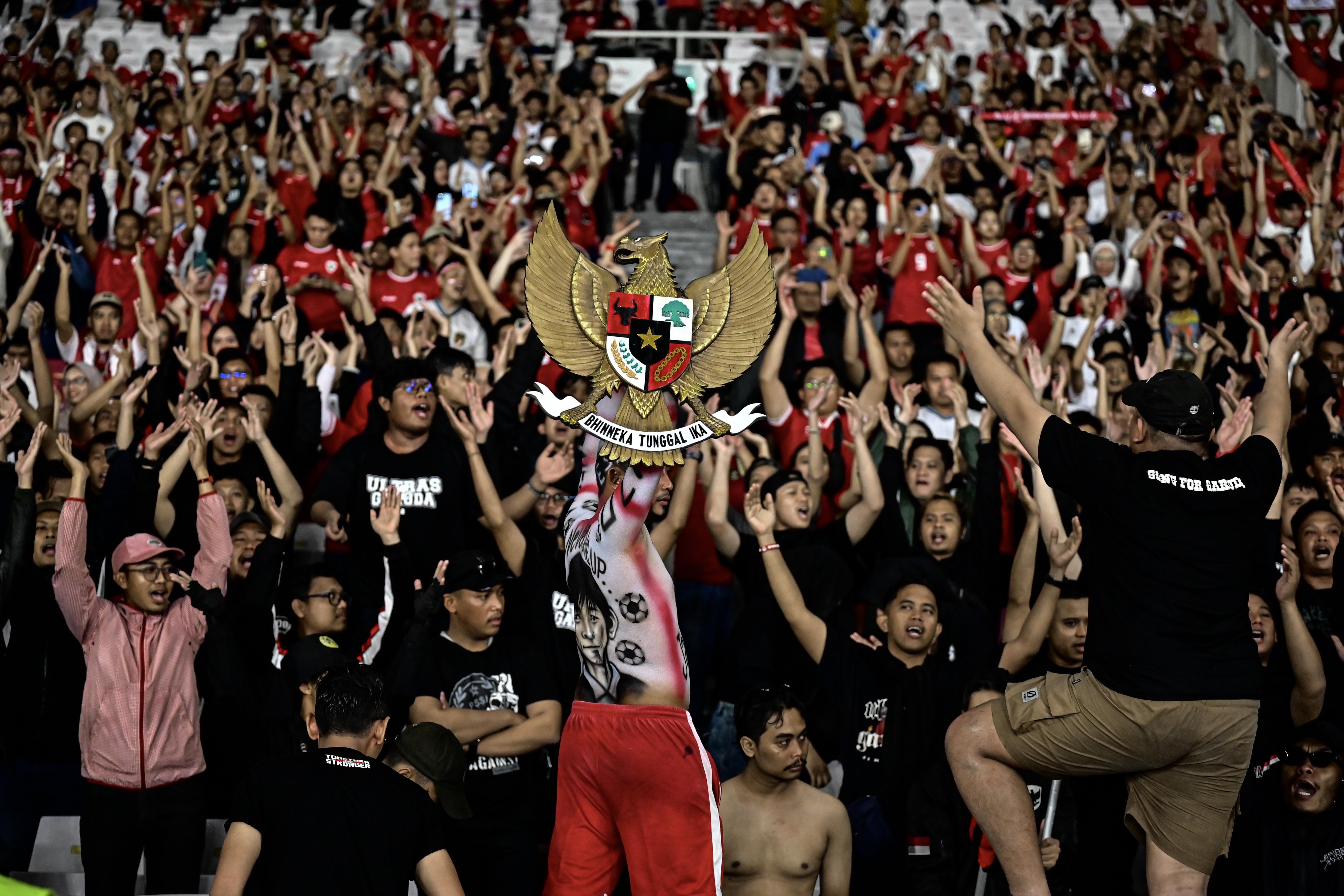 Suporter Indonesia memberikan dukungan kepada Timnas Indonesia saat melawan Timnas Arab Saudi pada pertandingan Grup C putaran ketiga Kualifikasi Piala Dunia 2026 Zona Asia di Stadion Utama Gelora Bung Karno, Senayan, Jakarta, Selasa (19/11/2024). 