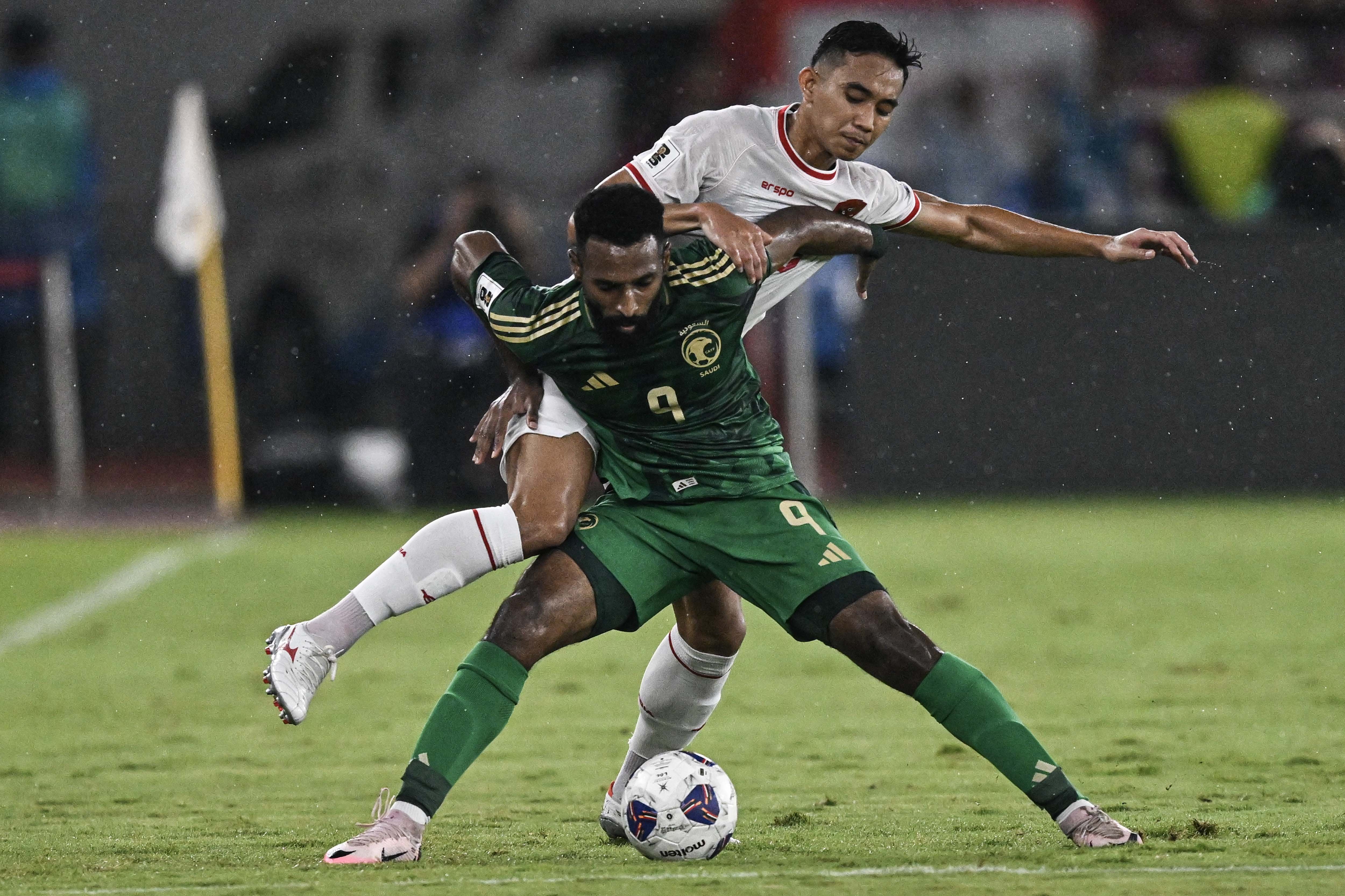 Pesepak bola Timnas Indonesia Rizky Ridho (atas) berebut bola dengan pesepak bola Timnas Arab Saudi Feras Albrikan (bawah) pada pertandingan Grup C putaran ketiga Kualifikasi Piala Dunia 2026 Zona Asia di Stadion Utama Gelora Bung Karno, Senayan, Jakarta, Selasa (19/11/2024).