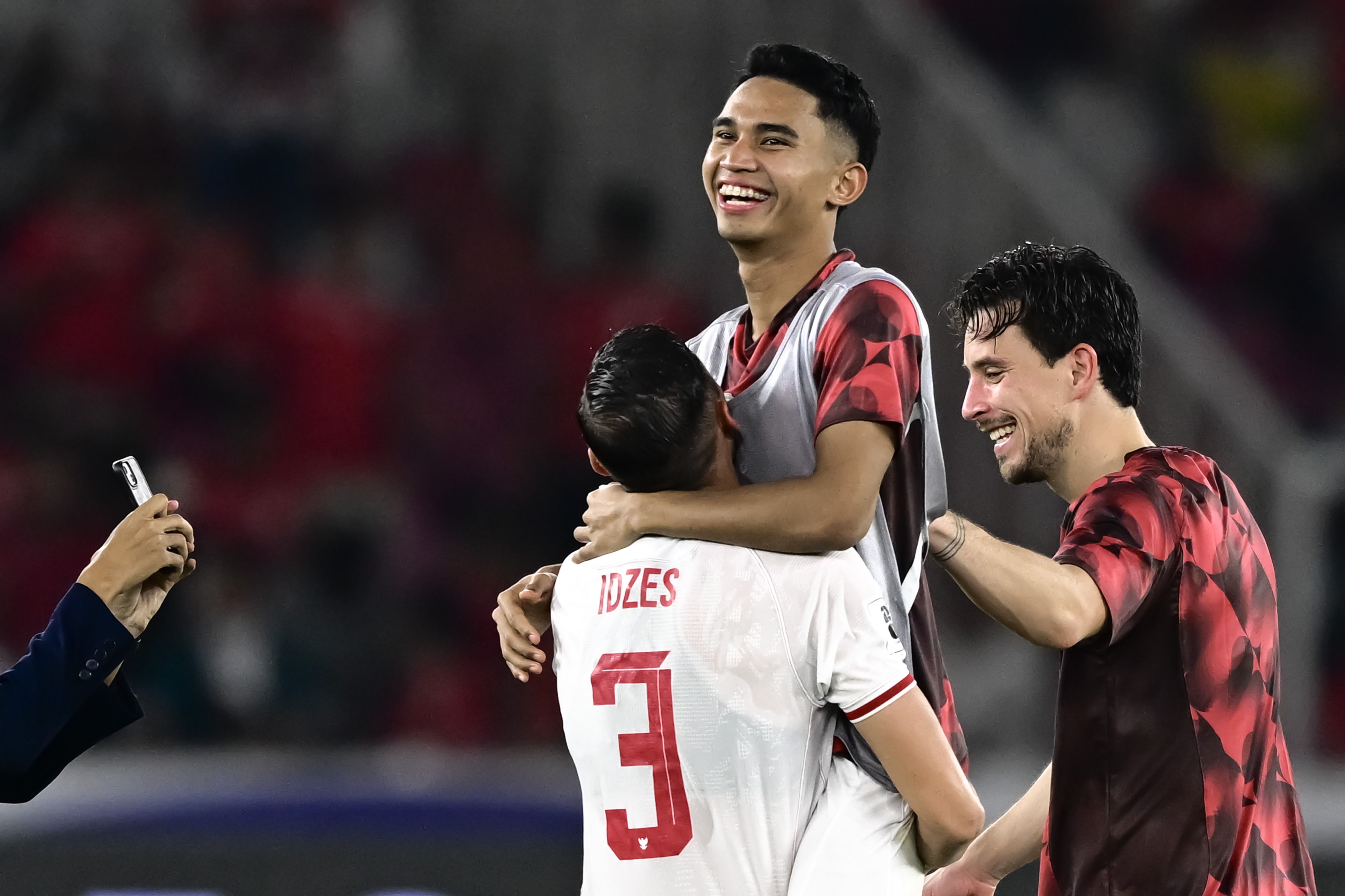 Pesepak bola Timnas Indonesia Marselino Ferdinan (tengah) digendong oleh rekannya Jays Noah Idzes (kiri) seusai melawan Timnas Arab Saudi pada pertandingan Grup C putaran ketiga Kualifikasi Piala Dunia 2026 Zona Asia di Stadion Utama Gelora Bung Karno, Senayan, Jakarta, Selasa (19/11/2024). Timnas Indonesia menang atas Arab Saudi dengan skor akhir 2-0. 