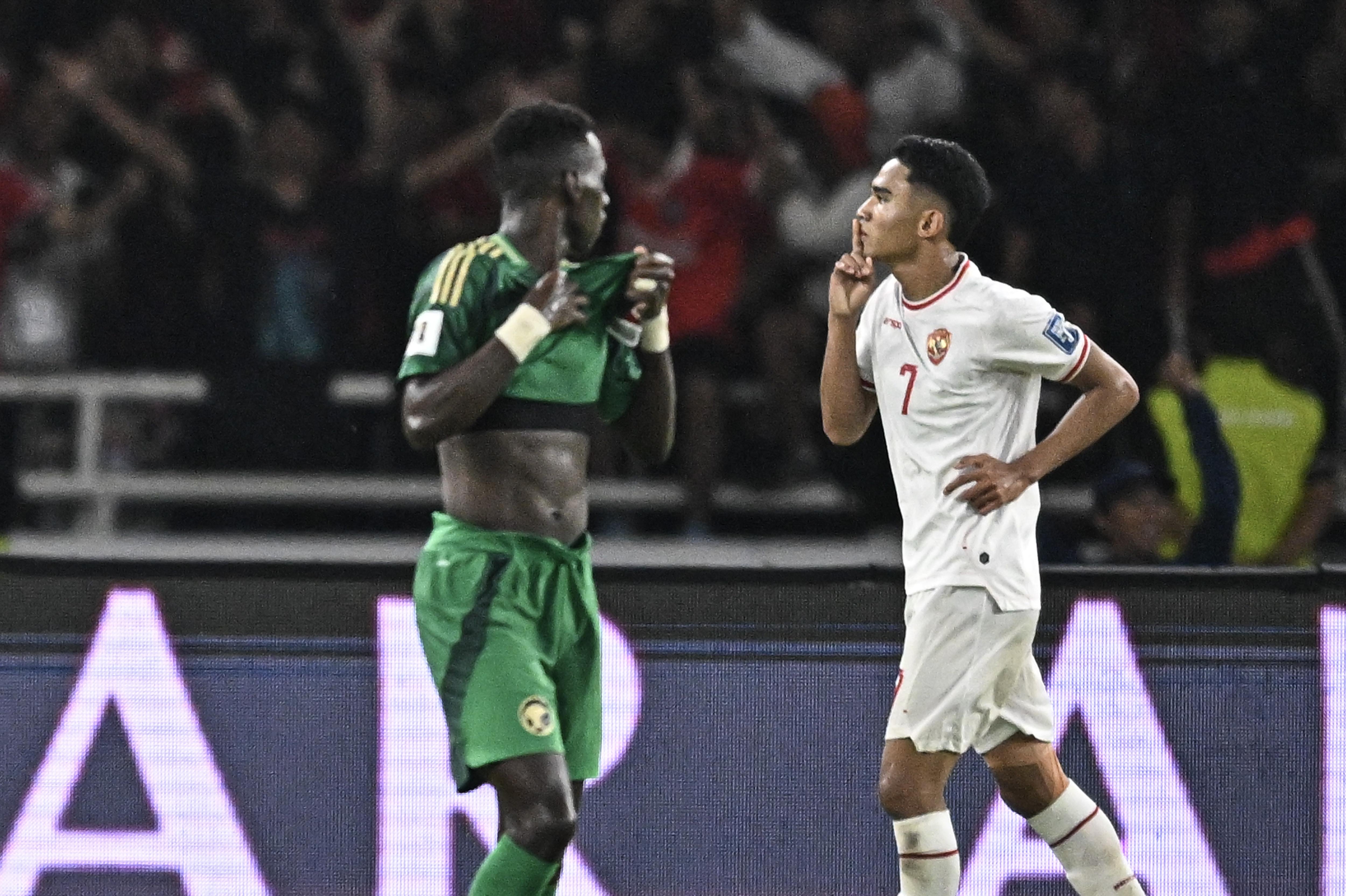 Pesepak bola Timnas Indonesia Marselino Ferdinan (kanan) meluapkan kegembiraannya usai mencetak gol ke gawang Timnas Arab Saudi pada pertandingan Grup C putaran ketiga Kualifikasi Piala Dunia 2026 Zona Asia di Stadion Utama Gelora Bung Karno, Senayan, Jakarta, Selasa (19/11/2024). 