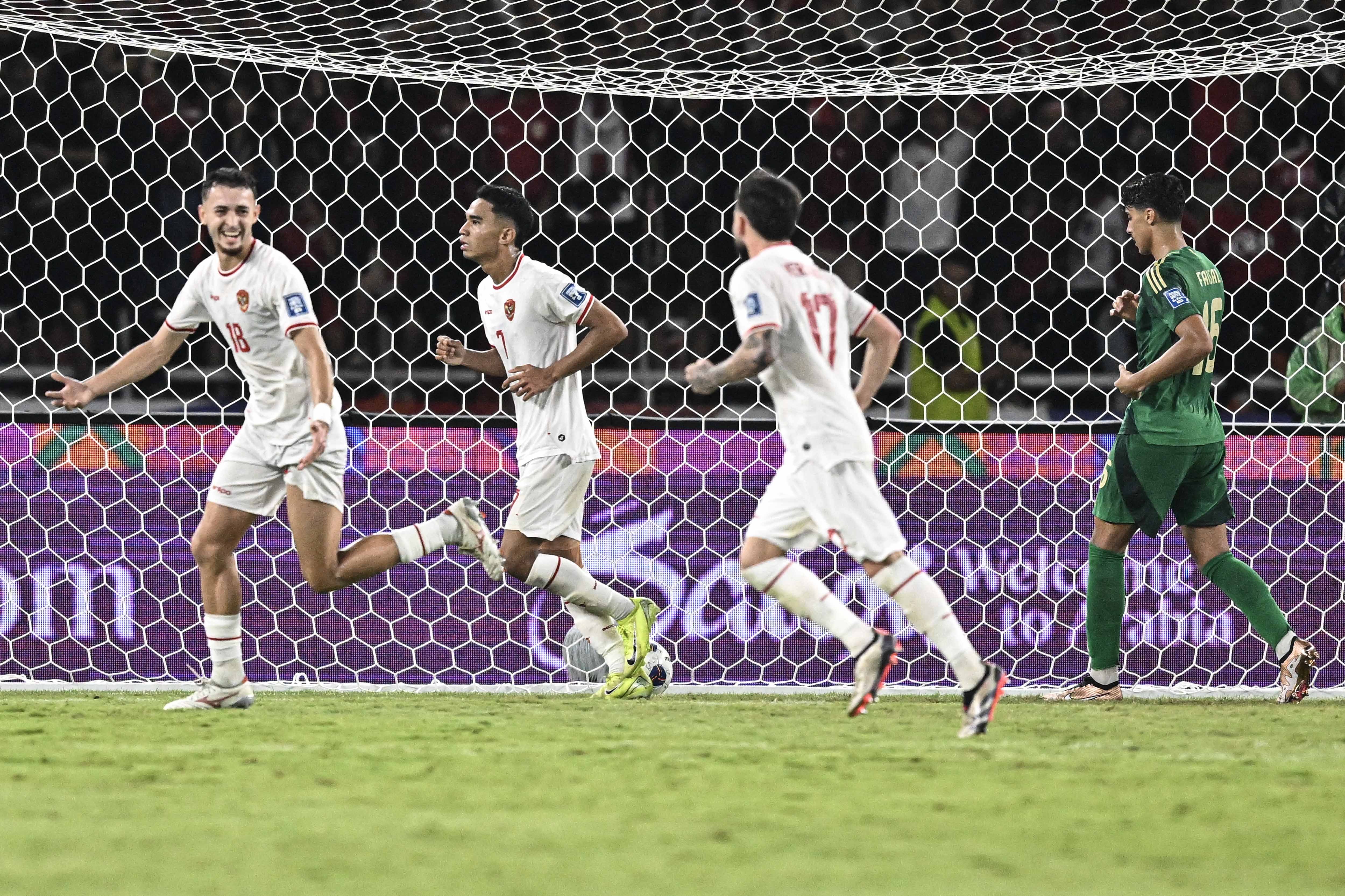 Pesepak bola Timnas Indonesia Marselino Ferdinan (kedua kiri) bersama rekan senegaranya Ivar Jenner (kiri) dan Calvin Verdonk (kedua kanan) meluapkan kegembiraannya usai mencetak gol ke gawang Timnas Arab Saudi pada pertandingan Grup C putaran ketiga Kualifikasi Piala Dunia 2026 Zona Asia di Stadion Utama Gelora Bung Karno, Senayan, Jakarta, Selatan, Selasa (19/11/2024). 