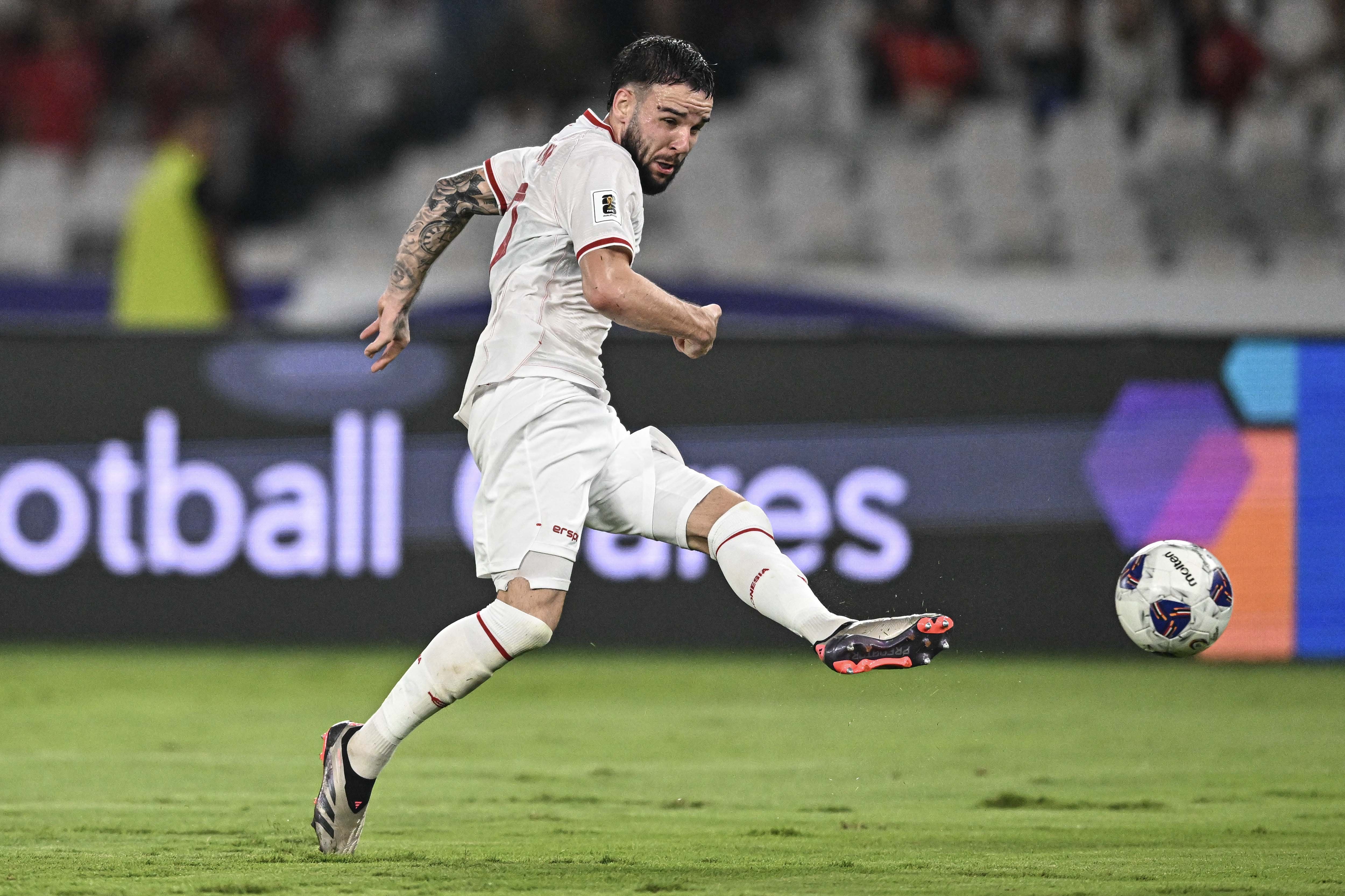 Pesepak bola Timnas Indonesia Calvin Verdonk melepaskan tembakan kearah gawang Timnas Arab Saudi pada pertandingan Grup C putaran ketiga Kualifikasi Piala Dunia 2026 Zona Asia di Stadion Utama Gelora Bung Karno, Senayan, Jakarta, Selasa (19/11/2024). 