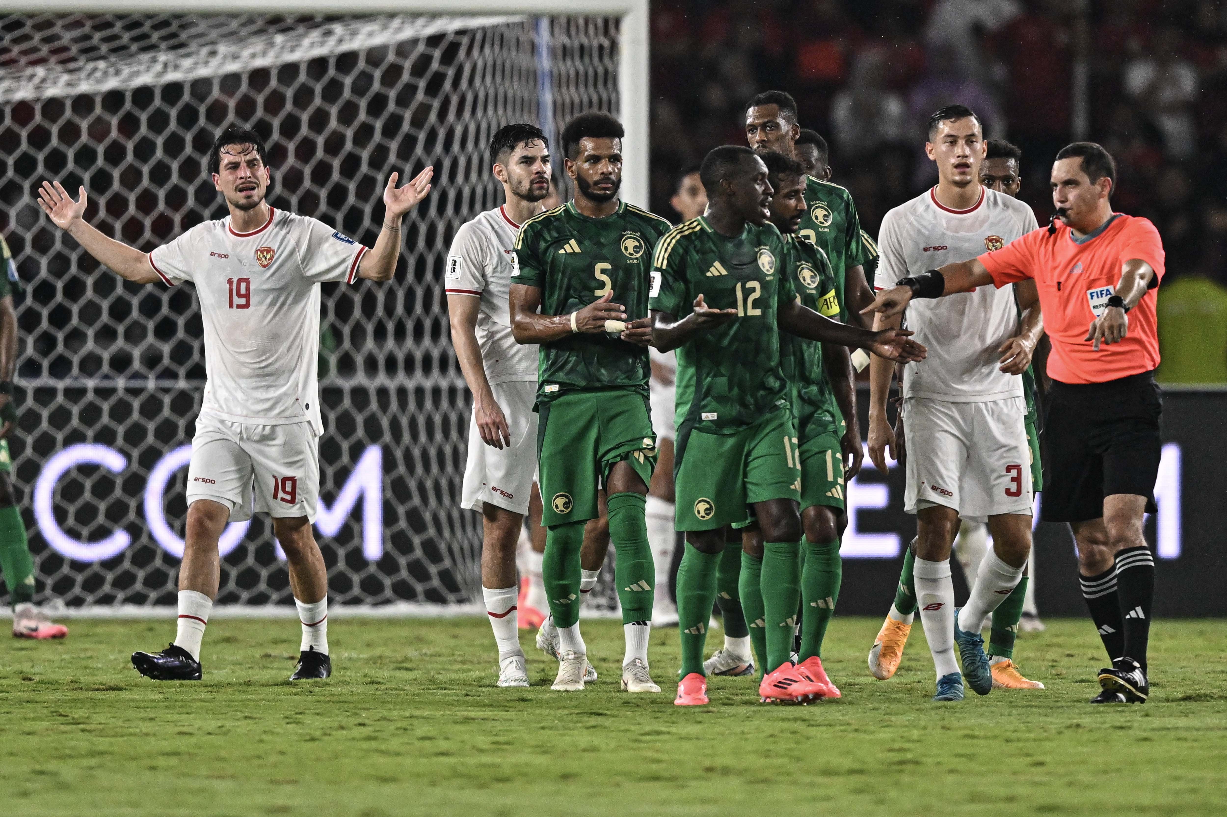 Sejumlah pesepak bola Timnas Arab Saudi melakukan protes kepada wasit asal Uzbekistan Rustam Lutfullin (kanan) saat melawan Timnas Indonesia pada pertandingan Grup C putaran ketiga Kualifikasi Piala Dunia 2026 Zona Asia di Stadion Utama Gelora Bung Karno, Senayan, Jakarta, Selatan, Selasa (19/11/2024). 