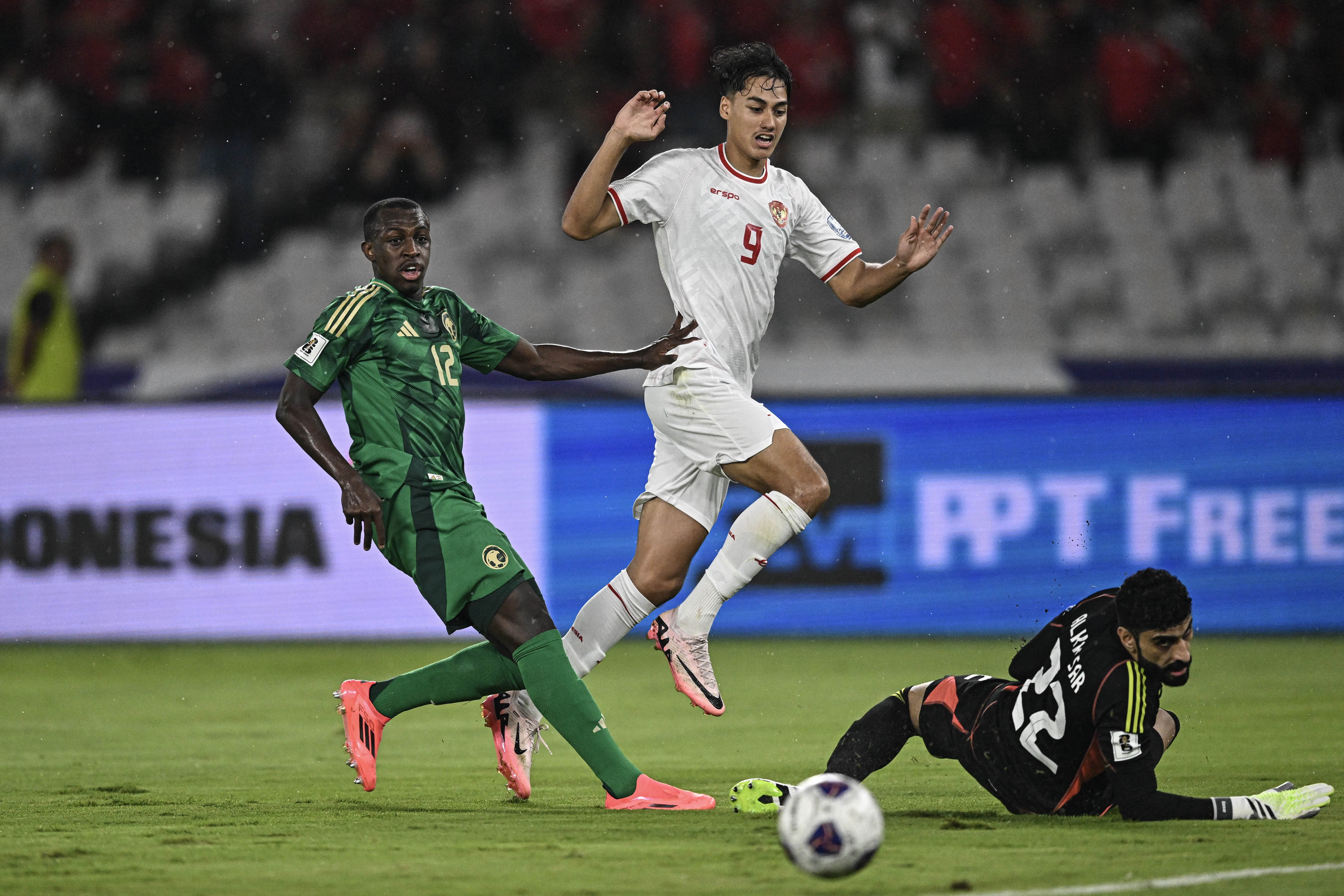 Pesepak bola Timnas Arab Saudi Faisal Ahmed Alkassar (kanan) berusaha menghalau bola dari pesepak bola Timnas Indonesia Rafael William Struick (tengah) pada pertandingan Grup C putaran ketiga Kualifikasi Piala Dunia 2026 Zona Asia di Stadion Utama Gelora Bung Karno, Senayan, Jakarta, Selasa (19/11/2024). 
