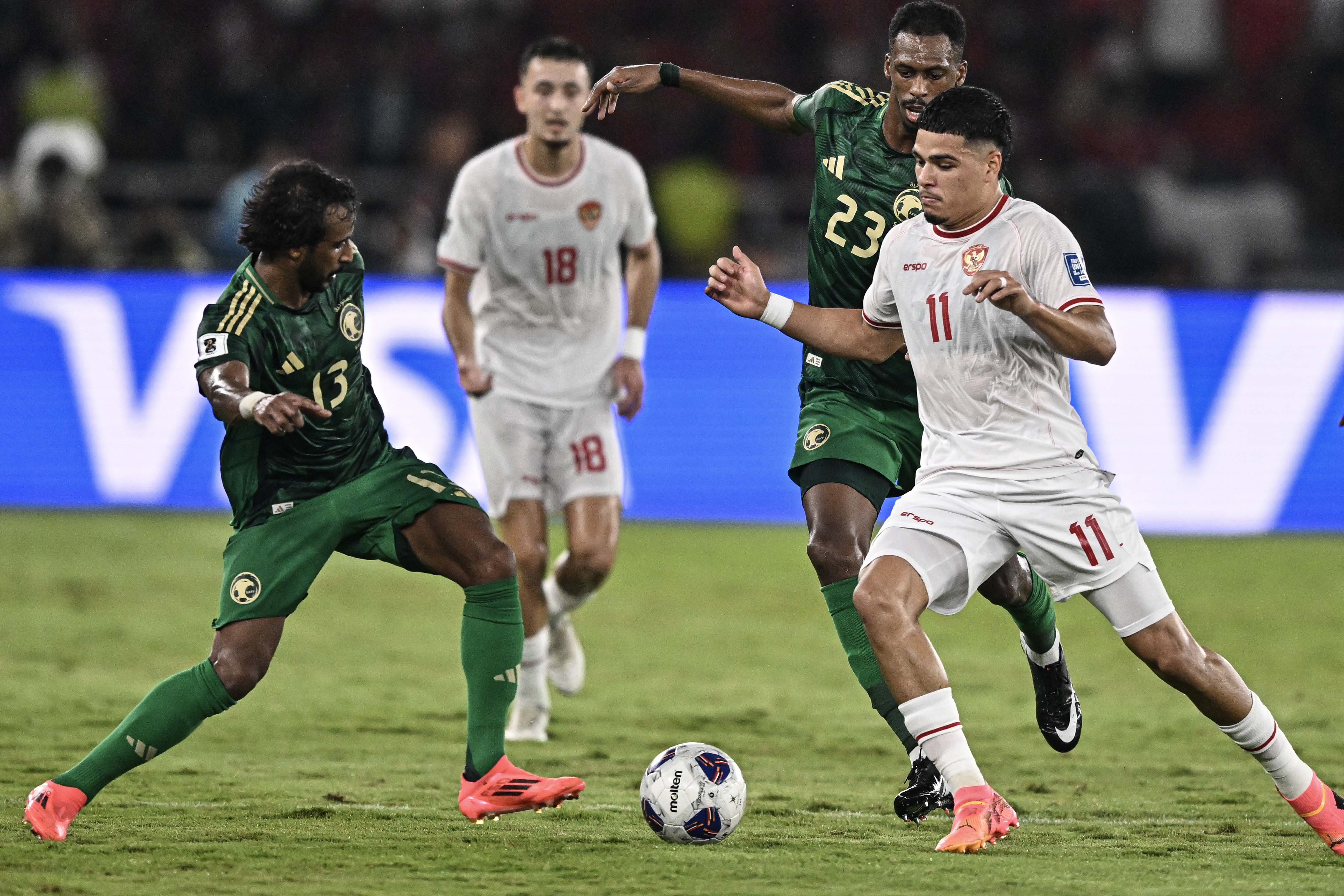 Pesepak bola Timnas Indonesia Ragnar Oratmangoen (kanan) berebut bola dengan pesepak bola Timnas Arab Saudi Yasir Gharsan S Alsharani (kiri) pada pertandingan Grup C putaran ketiga Kualifikasi Piala Dunia 2026 Zona Asia di Stadion Utama Gelora Bung Karno, Senayan, Jakarta, Selasa (19/11/2024). 