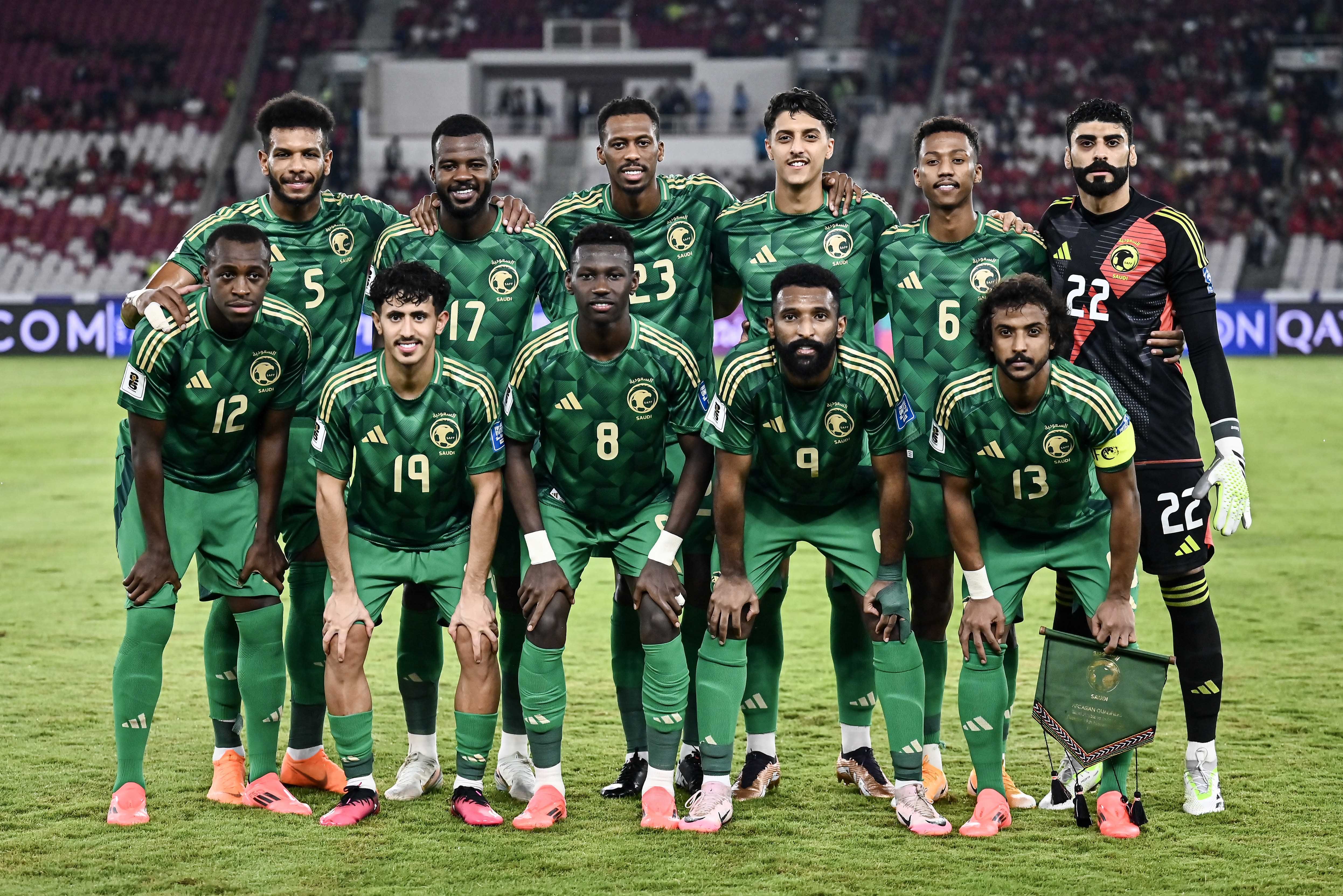 Pesepak bola Timnas Arab Saudi berfoto bersama sebelum melawan Timnas Indonesia pada pertandingan Grup C putaran ketiga Kualifikasi Piala Dunia 2026 Zona Asia di Stadion Utama Gelora Bung Karno, Senayan, Jakarta, Selasa (19/11/2024).