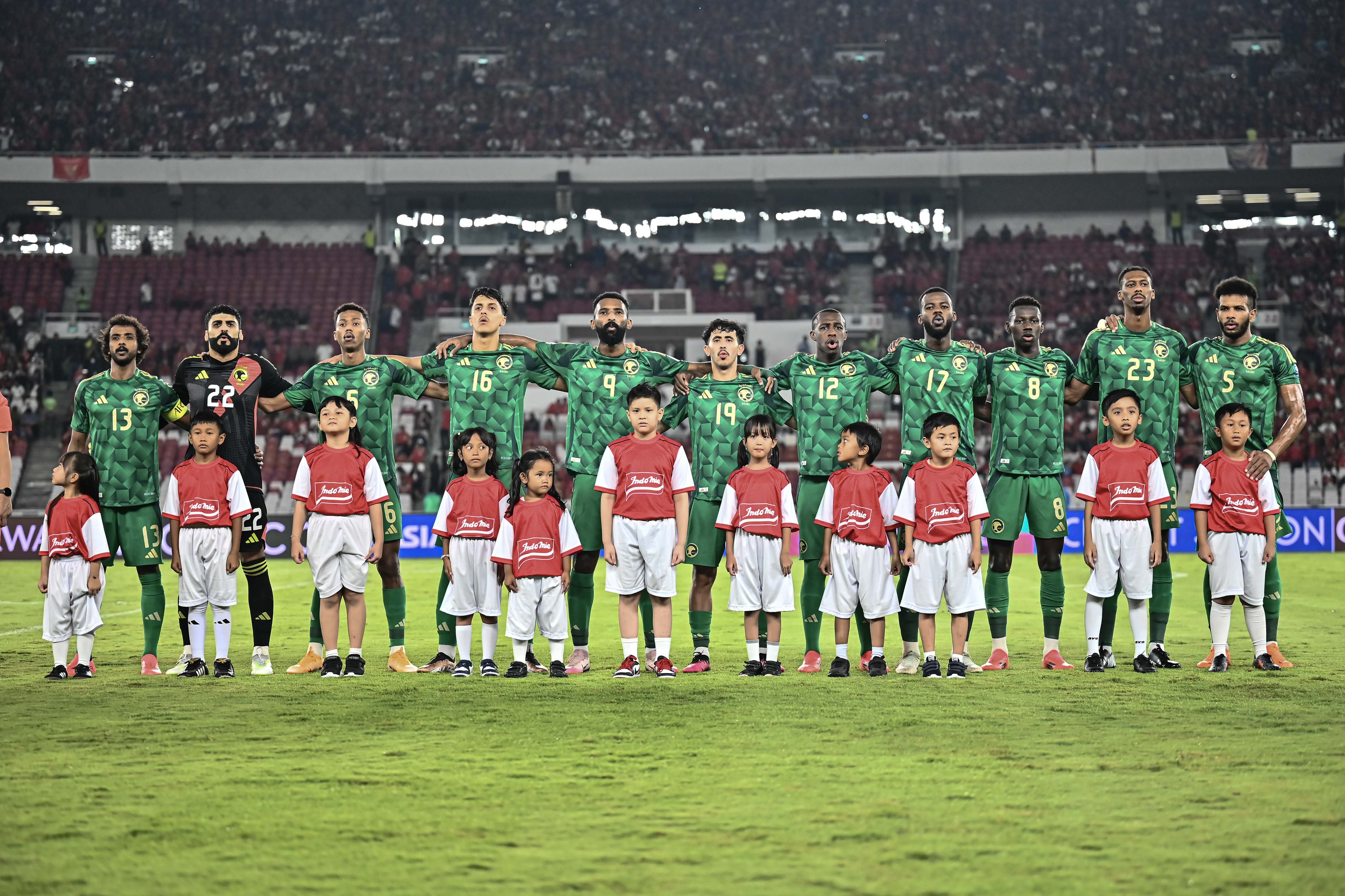 Pesepak bola Timnas Arab Saudi menyanyikan lagu kebangsaan sebelum melawan Timnas Indonesia pada pertandingan Grup C putaran ketiga Kualifikasi Piala Dunia 2026 Zona Asia di Stadion Utama Gelora Bung Karno, Senayan, Jakarta, Selasa (19/11/2024). 
