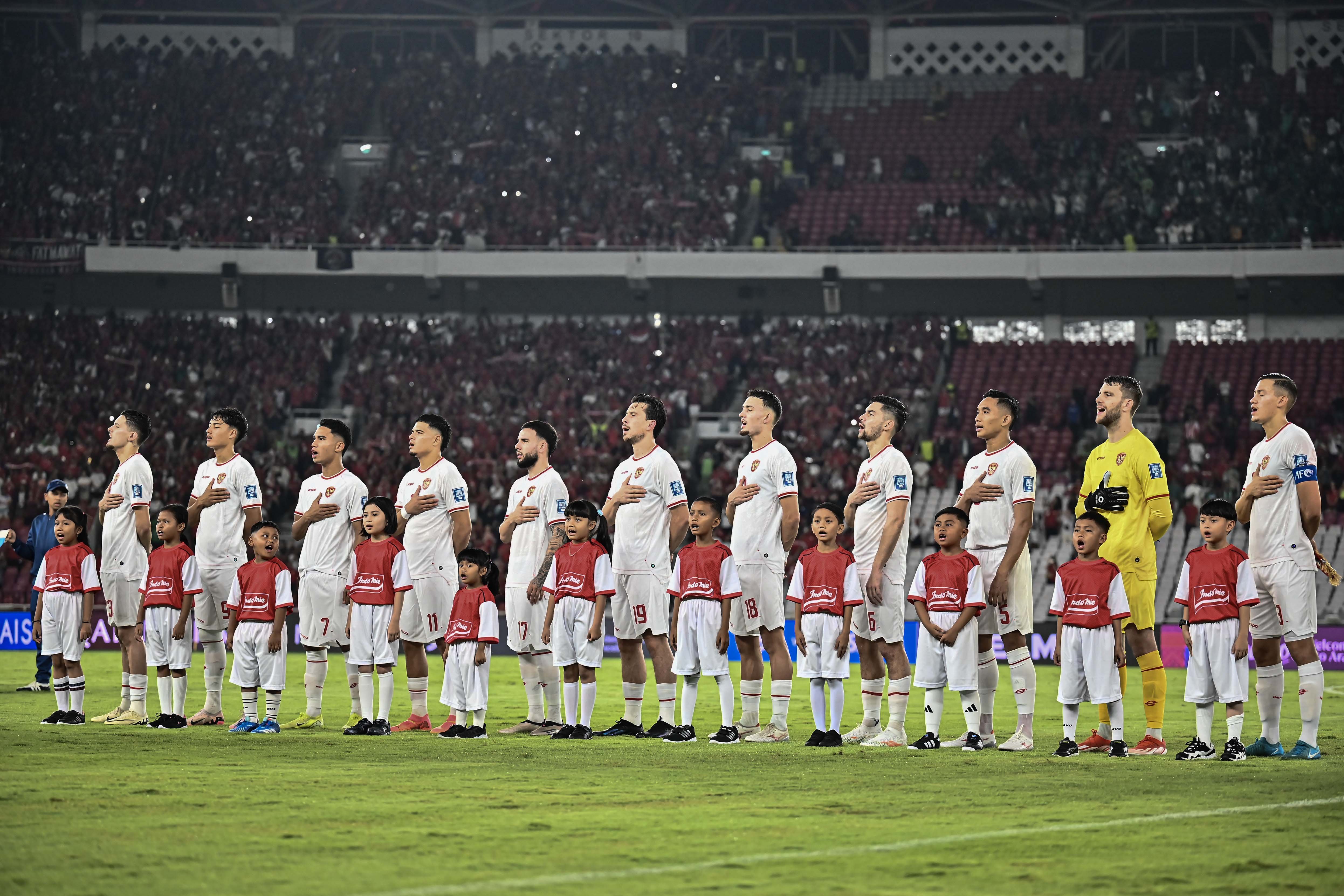 Pesepak bola Timnas Indonesia menyanyikan lagu Indonesia Raya sebelum melawan Timnas Arab Saudi pada pertandingan Grup C putaran ketiga Kualifikasi Piala Dunia 2026 Zona Asia di Stadion Utama Gelora Bung Karno, Senayan, Jakarta, Selasa (19/11/2024). 