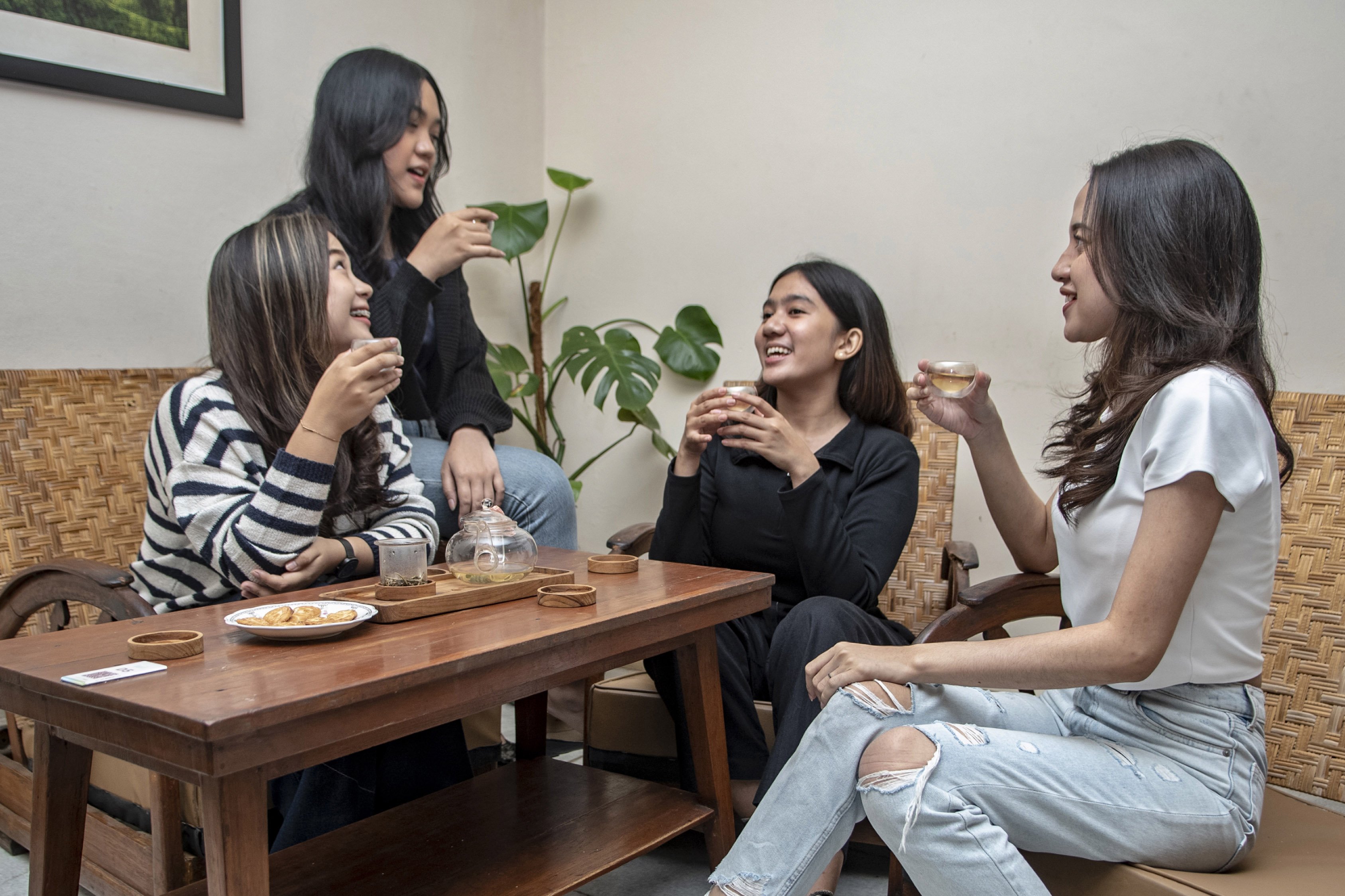 Sejumlah pengunjung menikmati teh putih di Teabumi Tea House, Bandung, Jawa Barat.