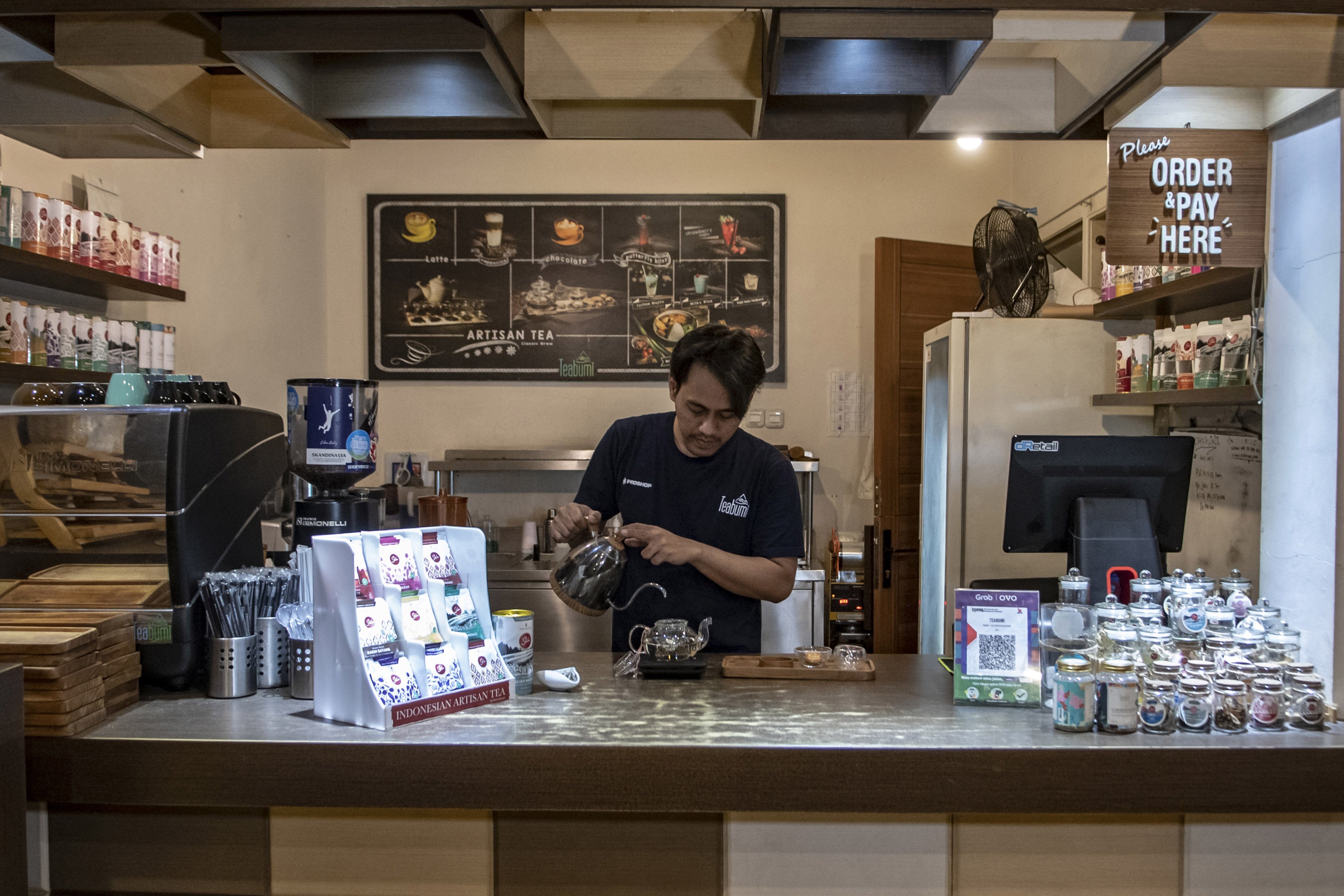 Seorang pekerja menyajikan teh putih di Teabumi Tea House, Bandung, Jawa Barat.