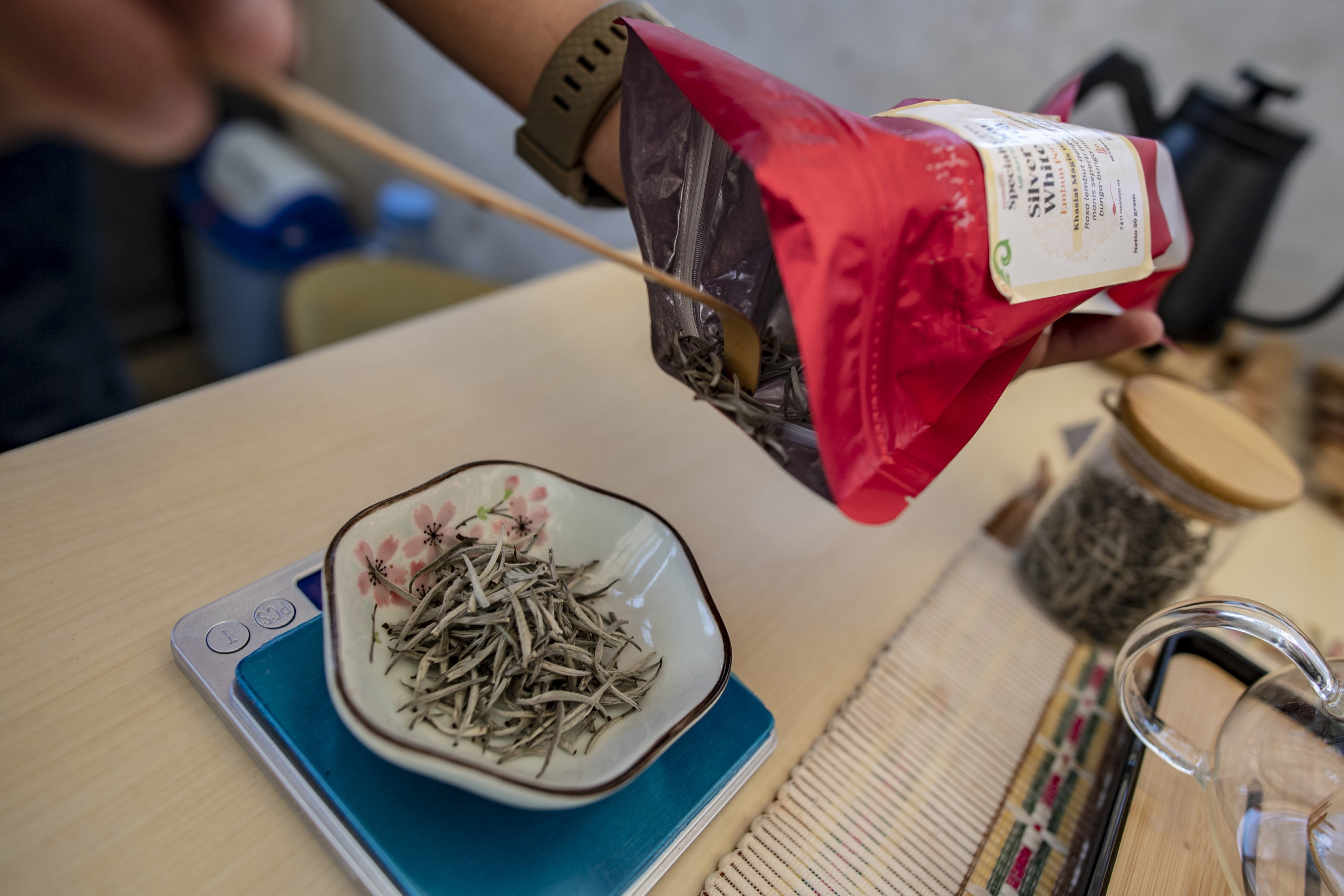 Seorang pekerja menyiapkan bahan teh putih di Pepeteka Cafe, Perkebunan Teh Pusat Penelitian Teh dan Kina (PPTK) Gambung, Bandung, Jawa Barat.