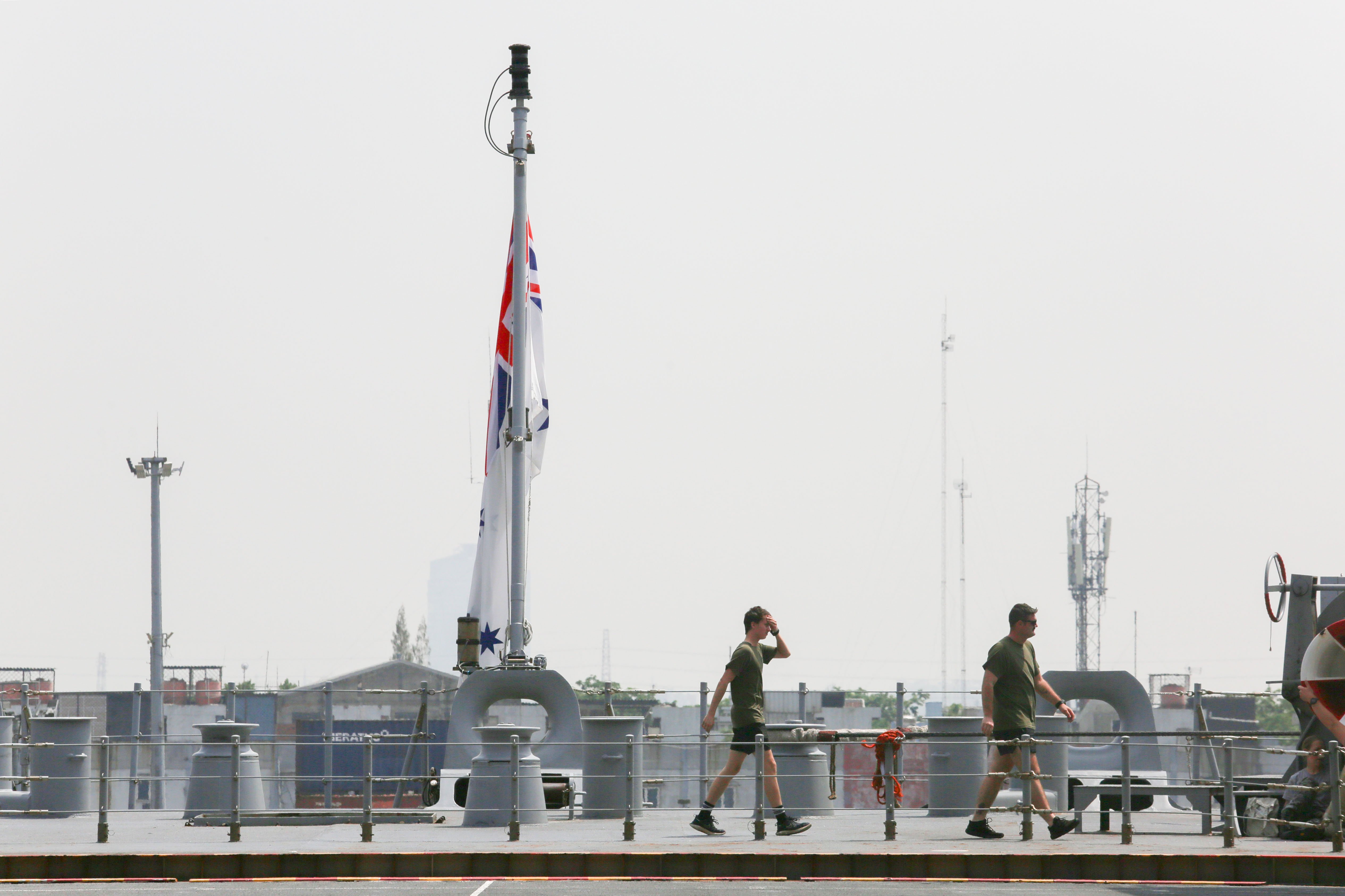 Personel Angkatan Pertahanan Australia (ADF) beraktivitas di dalam Kapal HMAS Adelaide di Dermaga JICT 2, Pelabuhan Tanjung Priok, Jakarta Utara, Selasa (19/11/2024). Kunjungan Kapal HMAS Adelaide tersebut dalam rangka mempererat kerja sama antara Tentara Nasional Indonesia (TNI) dengan Angkatan Pertahanan Australia (ADF) dalam mendukung pertukaran pengetahuan tentang kedokteran militer, perempuan, perdamaian dan keamanan. 