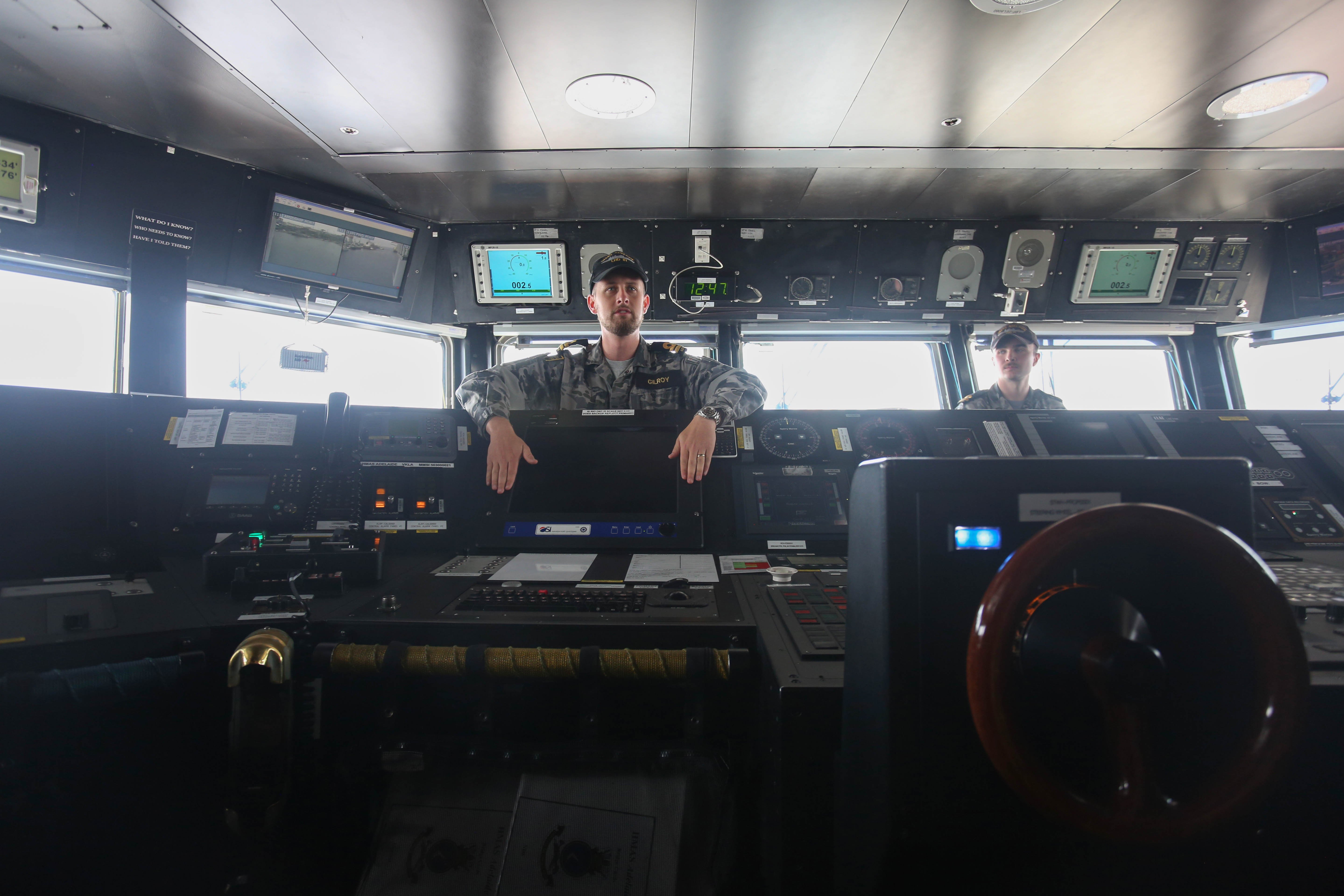 Personel Angkatan Pertahanan Australia (ADF) menjelaskan mengenai teknologi ruang kemudi Kapal HMAS Adelaide di Dermaga JICT 2, Pelabuhan Tanjung Priok, Jakarta Utara, Selasa (19/11/2024). Kunjungan Kapal HMAS Adelaide tersebut dalam rangka mempererat kerja sama antara Tentara Nasional Indonesia (TNI) dengan Angkatan Pertahanan Australia (ADF) dalam mendukung pertukaran pengetahuan tentang kedokteran militer, perempuan, perdamaian dan keamanan.