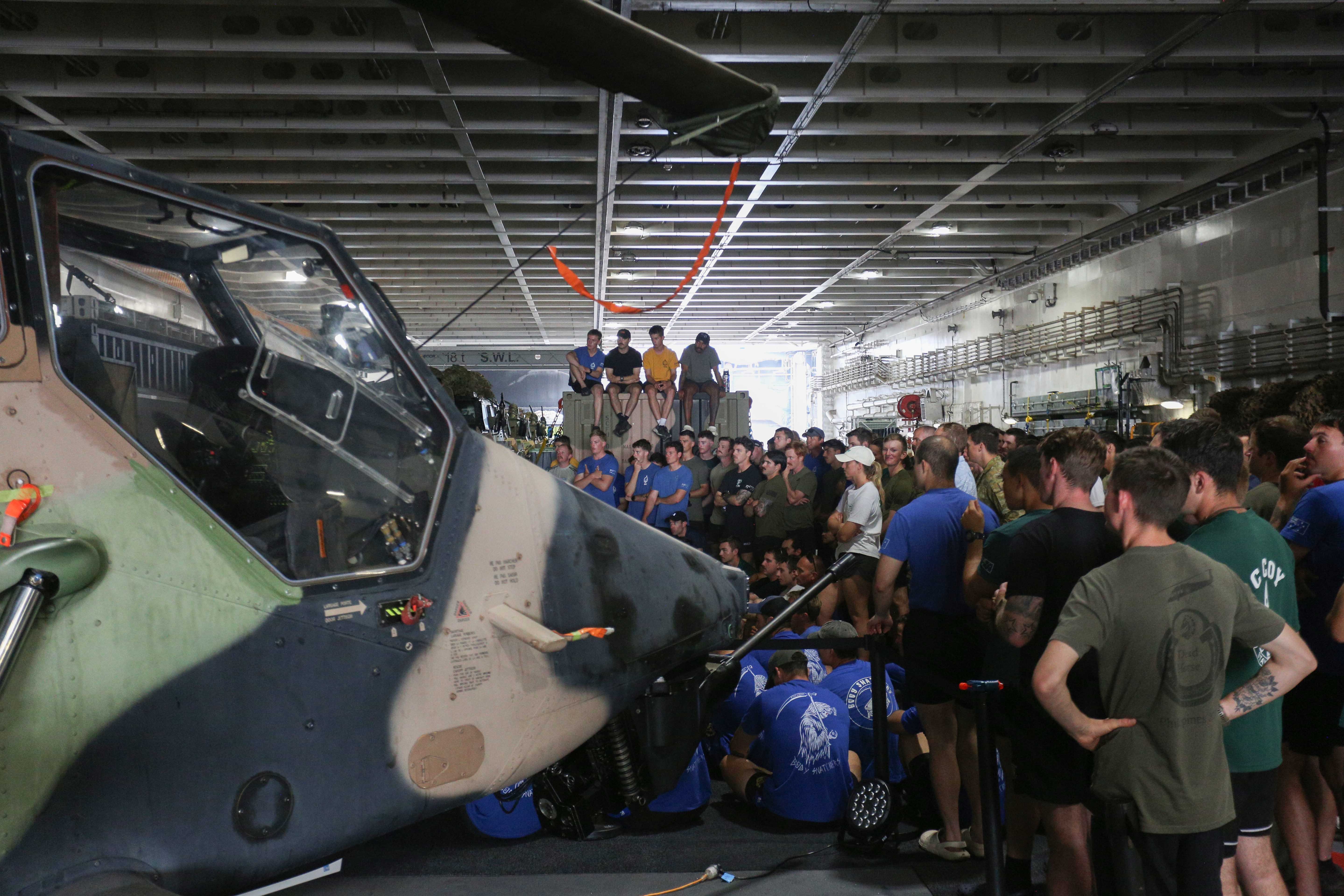 Sejumlah personel Angkatan Pertahanan Australia (ADF) beraktivitas di dalam Kapal HMAS Adelaide di Dermaga JICT 2, Pelabuhan Tanjung Priok, Jakarta Utara, Selasa (19/11/2024). Kunjungan Kapal HMAS Adelaide tersebut dalam rangka mempererat kerja sama antara Tentara Nasional Indonesia (TNI) dengan Angkatan Pertahanan Australia (ADF) dalam mendukung pertukaran pengetahuan tentang kedokteran militer, perempuan, perdamaian dan keamanan. 