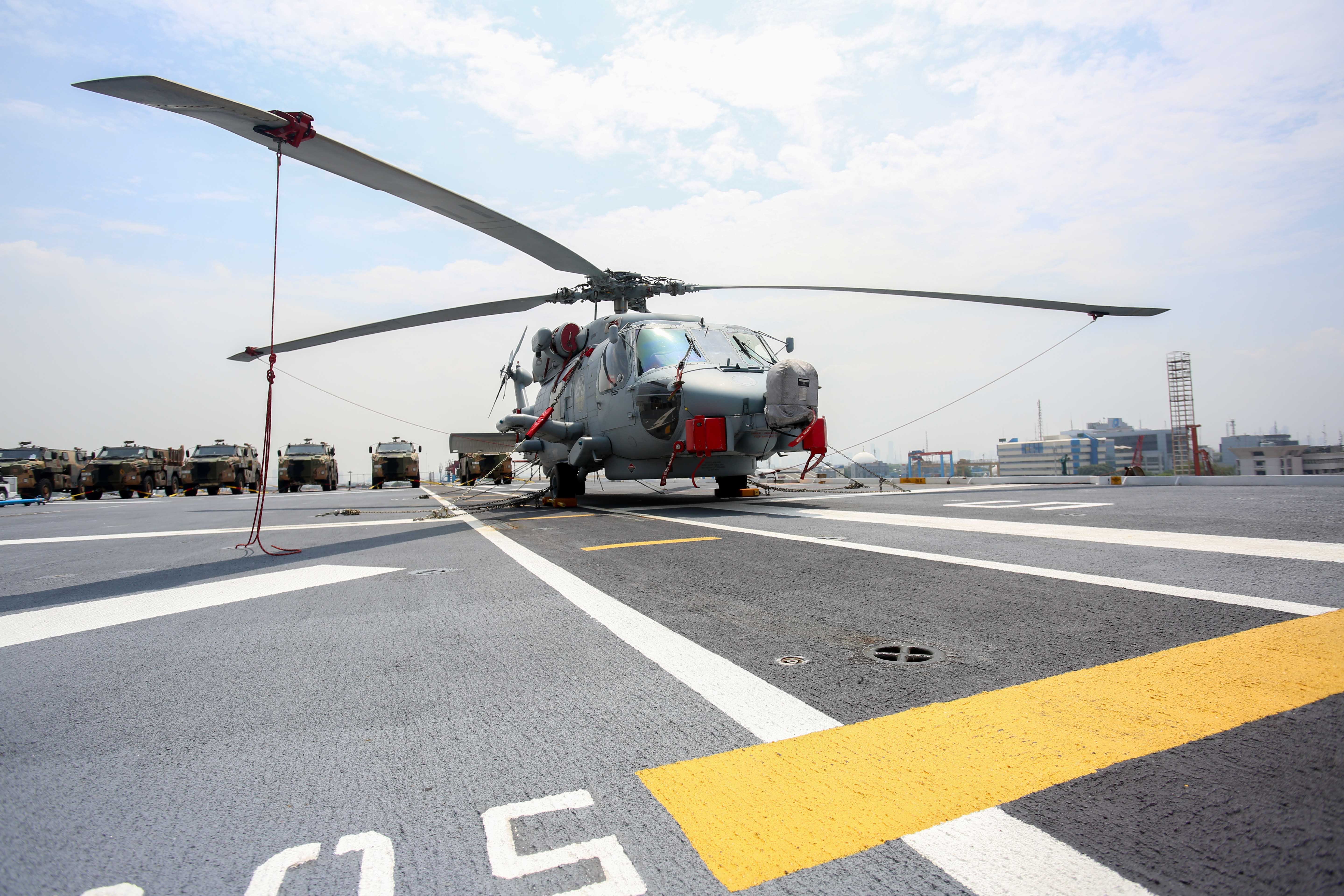 Helikopter dan sejumlah mobil tempur milik Angkatan Pertahanan Australia (ADF) yang berada di atas Kapal HMAS Adelaide di Dermaga JICT 2, Pelabuhan Tanjung Priok, Jakarta Utara, Selasa (19/11/2024). Kunjungan Kapal HMAS Adelaide tersebut dalam rangka mempererat kerja sama antara Tentara Nasional Indonesia (TNI) dengan Angkatan Pertahanan Australia (ADF) dalam mendukung pertukaran pengetahuan tentang kedokteran militer, perempuan, perdamaian dan keamanan. 