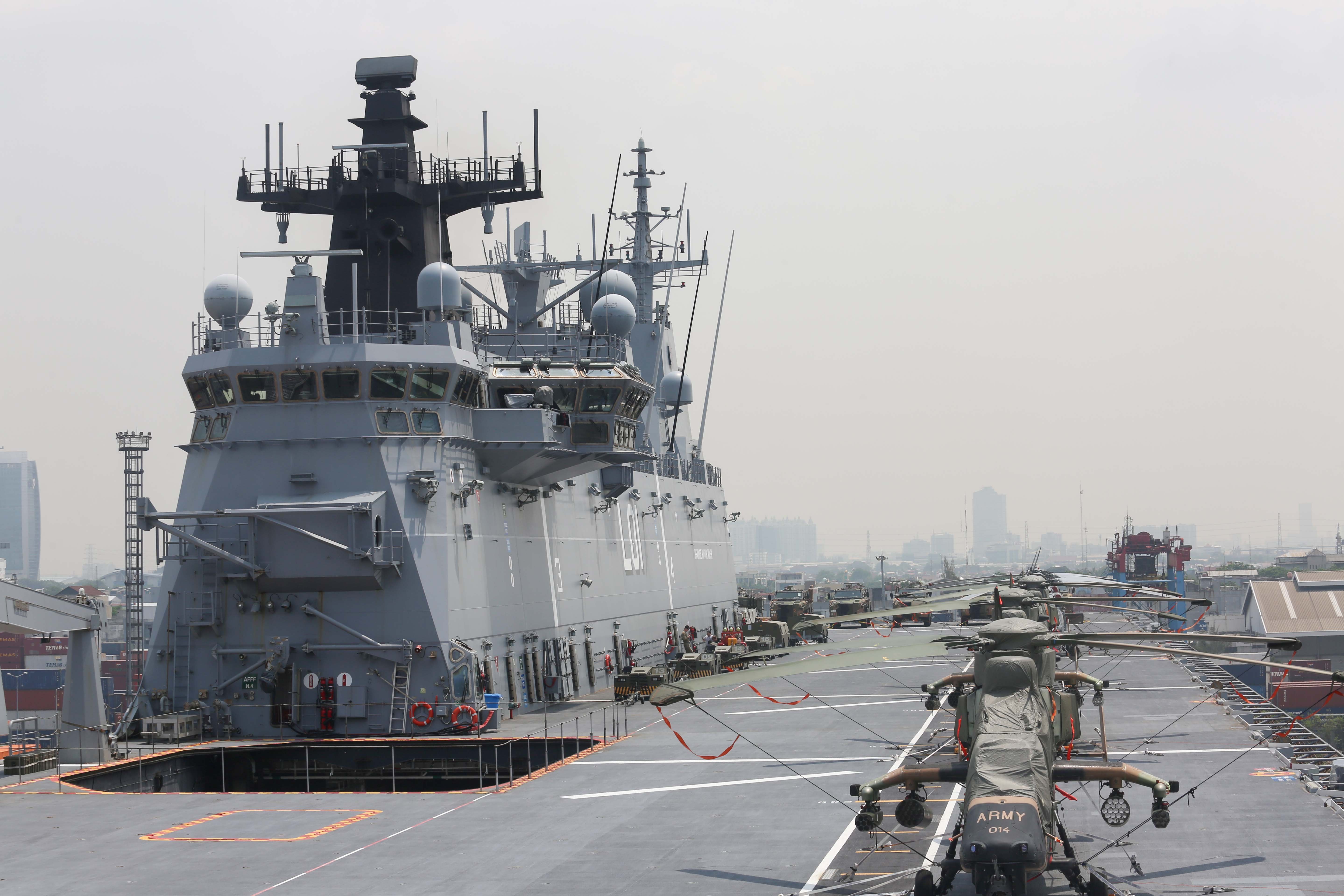 Suasana deck Kapal HMAS Adelaide yang sedang berlabuh di Dermaga JICT 2, Pelabuhan Tanjung Priok, Jakarta Utara, Selasa (19/11/2024). Kunjungan Kapal HMAS Adelaide tersebut dalam rangka mempererat kerja sama antara Tentara Nasional Indonesia (TNI) dengan Angkatan Pertahanan Australia (ADF) dalam mendukung pertukaran pengetahuan tentang kedokteran militer, perempuan, perdamaian dan keamanan. 