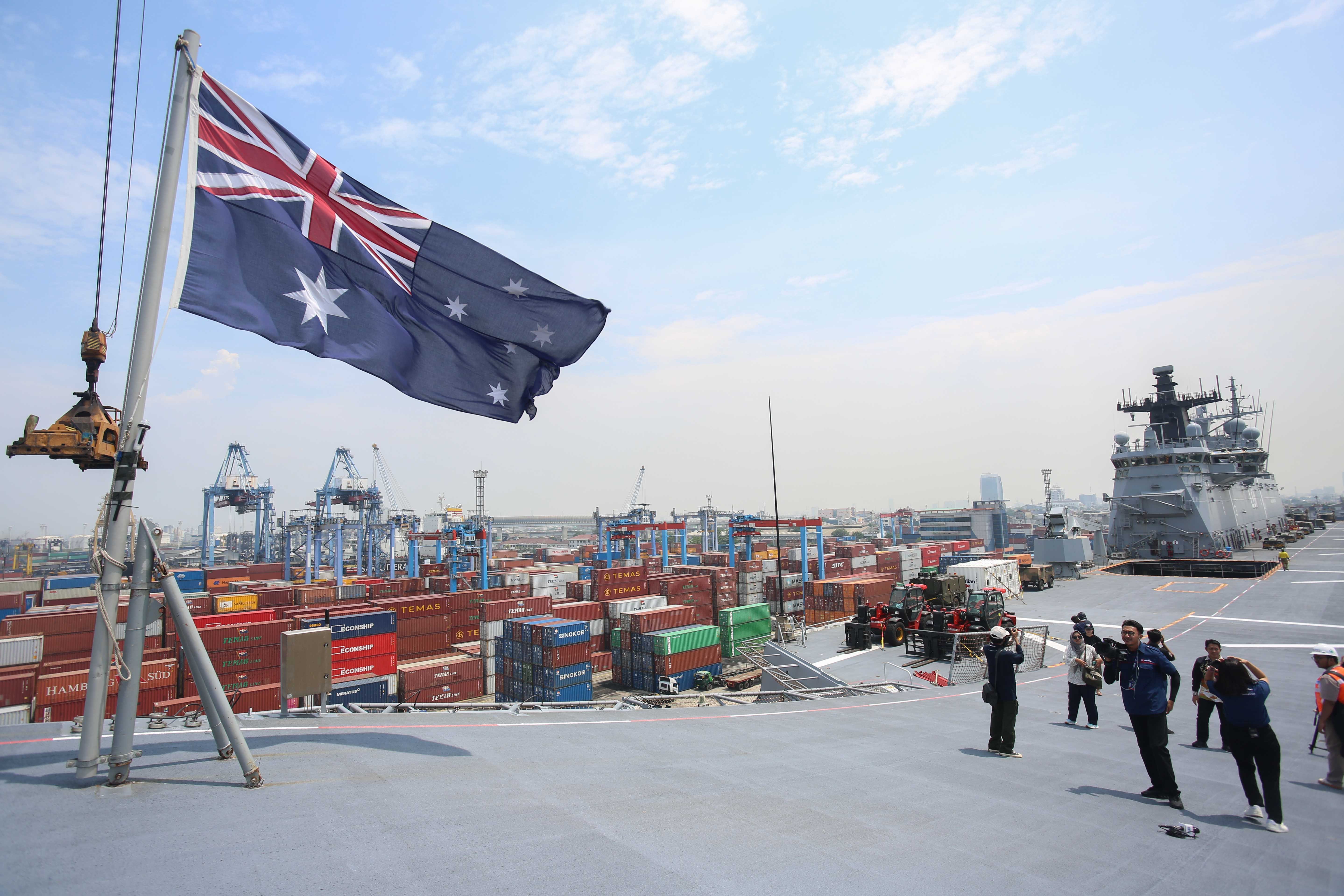 Sejumlah jurnalis mengambil gambar saat berada di atas Kapal HMAS Adelaide di Dermaga JICT 2, Pelabuhan Tanjung Priok, Jakarta Utara, Selasa (19/11/2024). Kunjungan Kapal HMAS Adelaide tersebut dalam rangka mempererat kerja sama antara Tentara Nasional Indonesia (TNI) dengan Angkatan Pertahanan Australia (ADF) dalam mendukung pertukaran pengetahuan tentang kedokteran militer, perempuan, perdamaian dan keamanan. 
