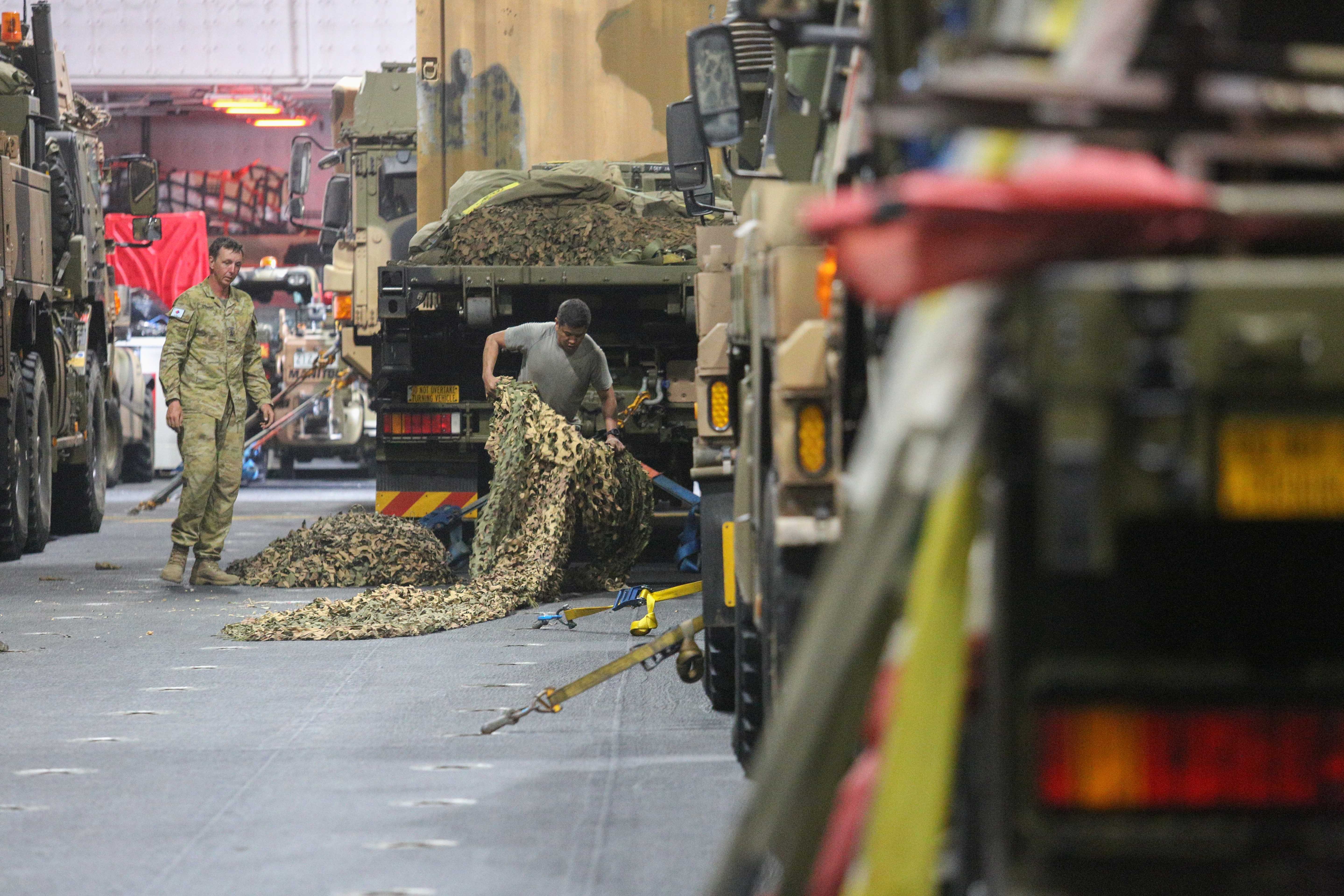 Personel Angkatan Pertahanan Australia (ADF) merapikan muatan di dalam Kapal HMAS Adelaide di Dermaga JICT 2, Pelabuhan Tanjung Priok, Jakarta Utara, Selasa (19/11/2024). Kunjungan Kapal HMAS Adelaide tersebut dalam rangka mempererat kerja sama antara Tentara Nasional Indonesia (TNI) dengan Angkatan Pertahanan Australia (ADF) dalam mendukung pertukaran pengetahuan tentang kedokteran militer, perempuan, perdamaian dan keamanan. 