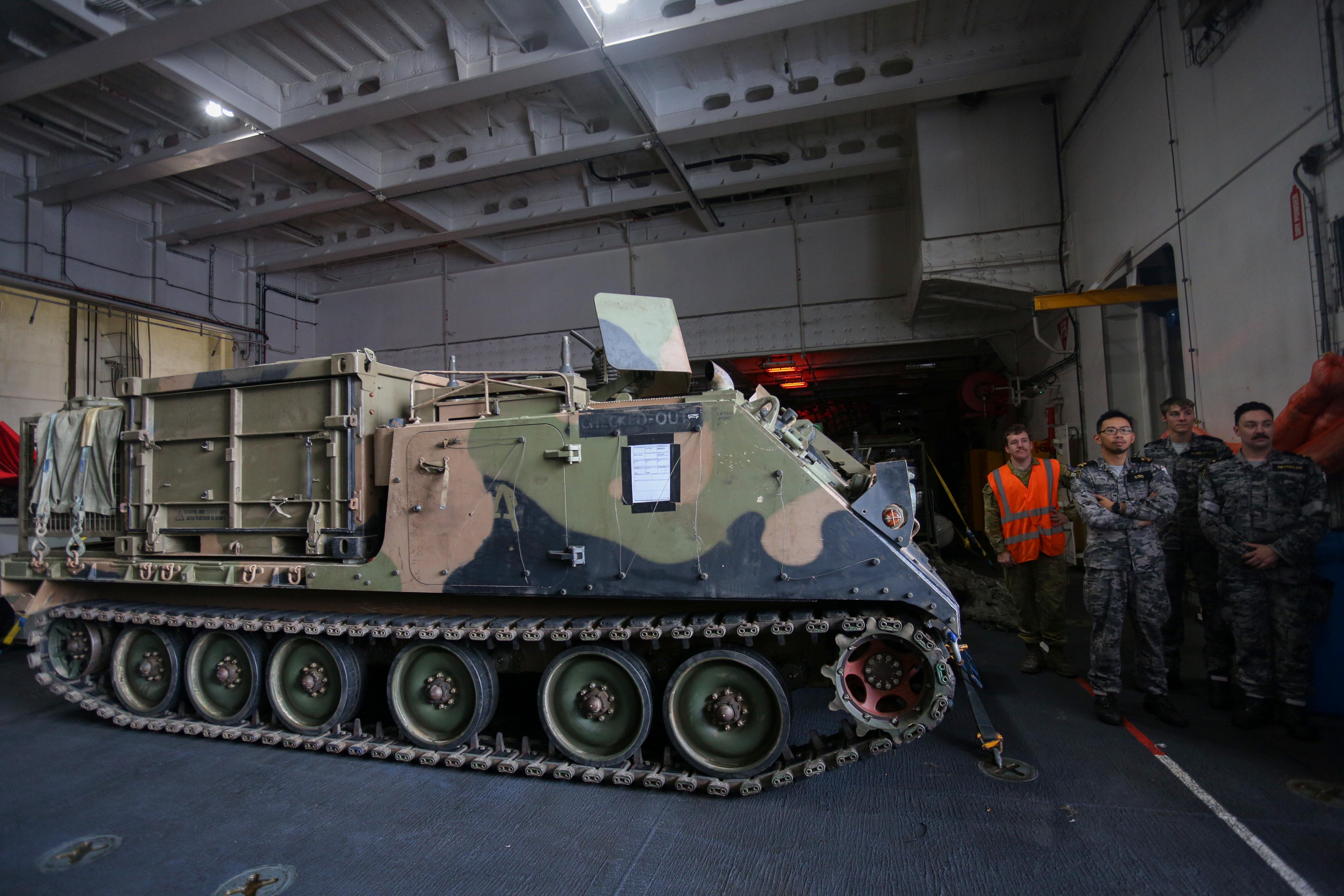 Tank tempur milik Angkatan Pertahanan Australia (ADF) yang diangkut di dalam Kapal HMAS Adelaide di Dermaga JICT 2, Pelabuhan Tanjung Priok, Jakarta Utara, Selasa (19/11/2024). Kunjungan Kapal HMAS Adelaide tersebut dalam rangka mempererat kerja sama antara Tentara Nasional Indonesia (TNI) dengan Angkatan Pertahanan Australia (ADF) dalam mendukung pertukaran pengetahuan tentang kedokteran militer, perempuan, perdamaian dan keamanan. 