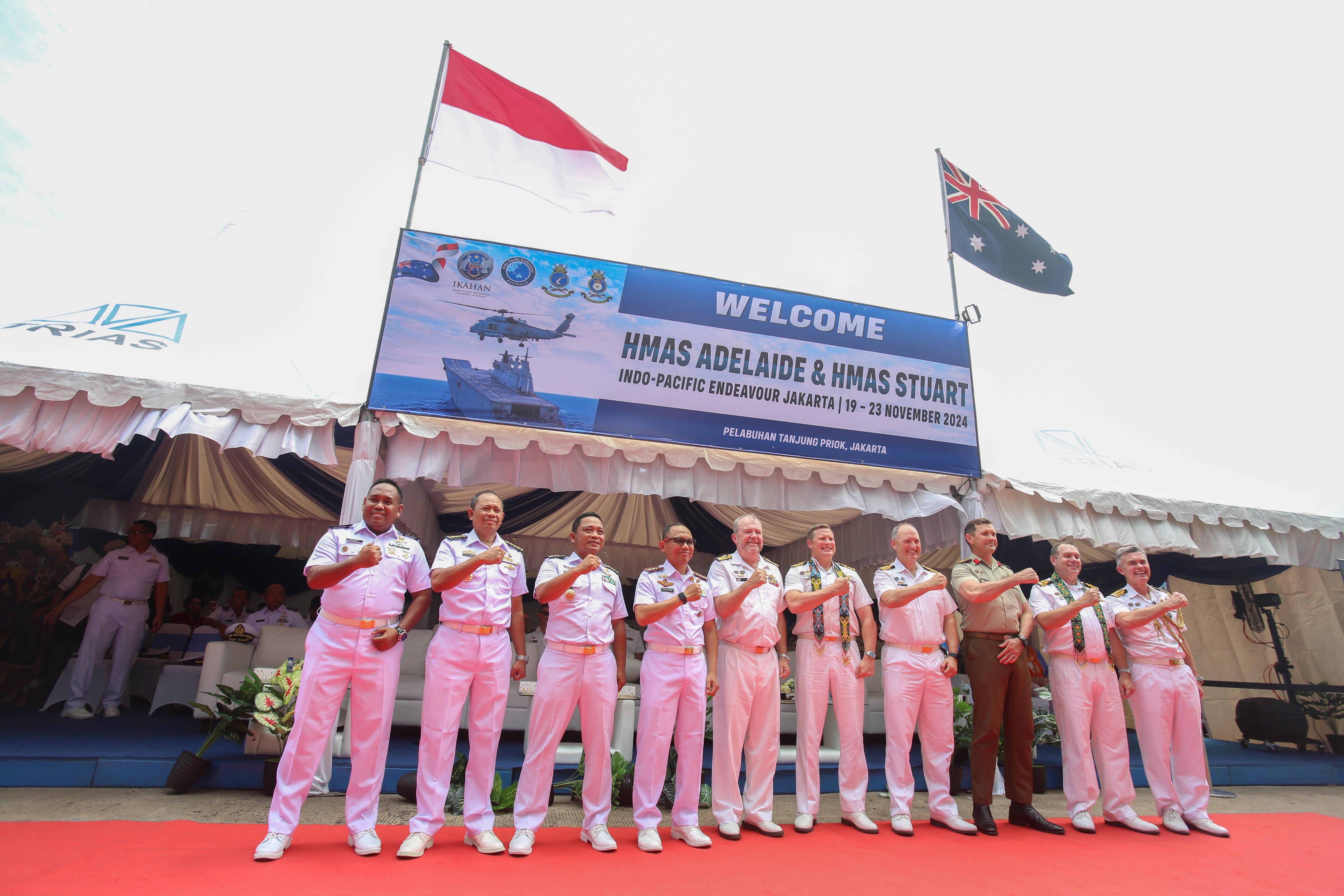 Sejumlah personel Tentara Nasional Indonesia (TNI) berfoto bersama personel Angkatan Pertahanan Australia (ADF) saat kunjungan Kapal HMAS Adelaide yang tiba di Dermaga JICT 2, Pelabuhan Tanjung Priok, Jakarta Utara, Selasa (19/11/2024). Kunjungan Kapal HMAS Adelaide tersebut dalam rangka mempererat kerja sama antara Tentara Nasional Indonesia (TNI) dengan Angkatan Pertahanan Australia (ADF) dalam mendukung pertukaran pengetahuan tentang kedokteran militer, perempuan, perdamaian dan keamanan. 