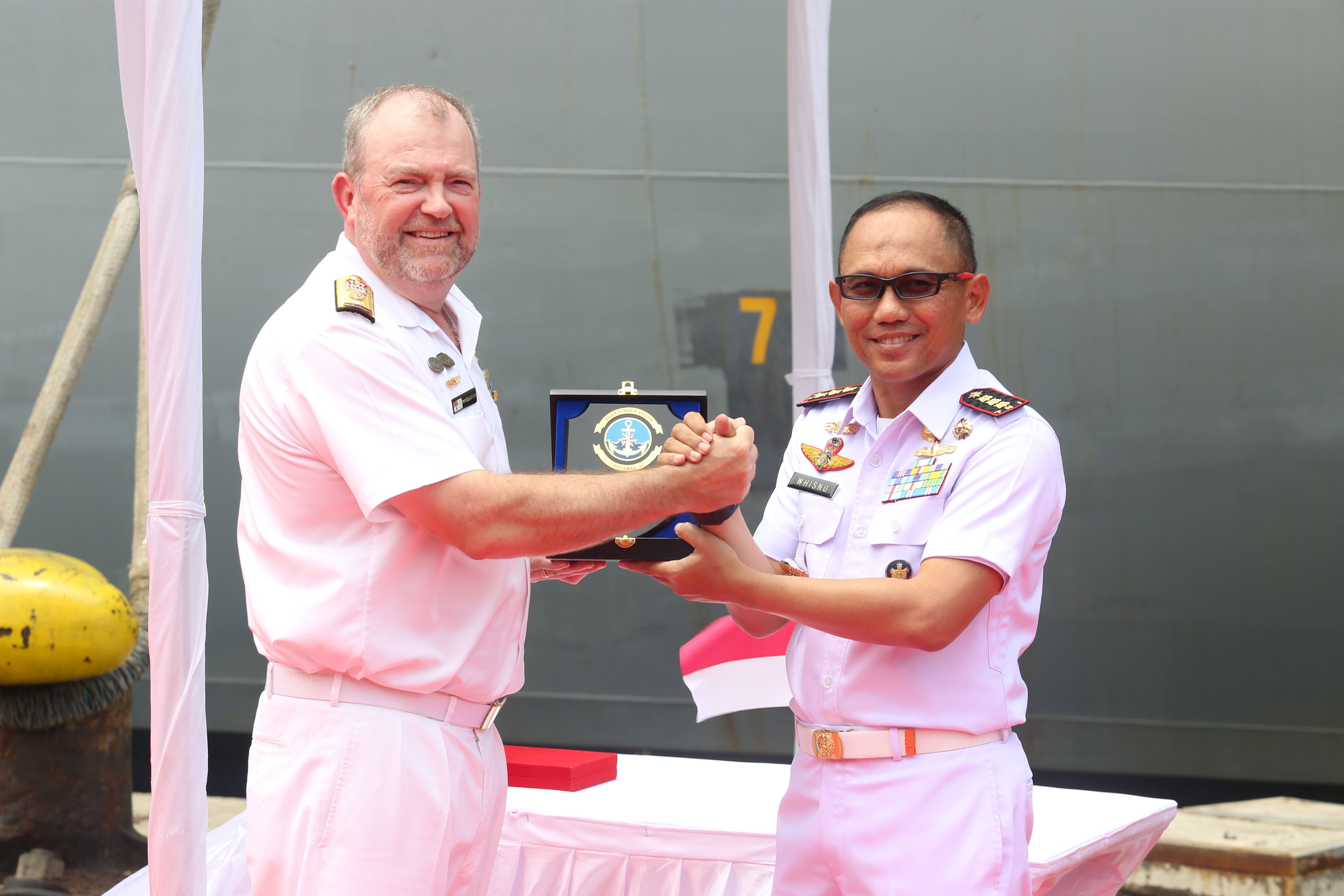 Wakil Komandan Lantamal III Kolonel Laut (P) Whisnu Kusardianto (kanan) bertukar cinderamata dengan Commander IPE 2024 Commodore Michael Harris OAM,RAN (kiri) saat penyambutan Kapal HMAS Adelaide yang tiba di Dermaga JICT 2, Pelabuhan Tanjung Priok, Jakarta Utara, Selasa (19/11/2024).