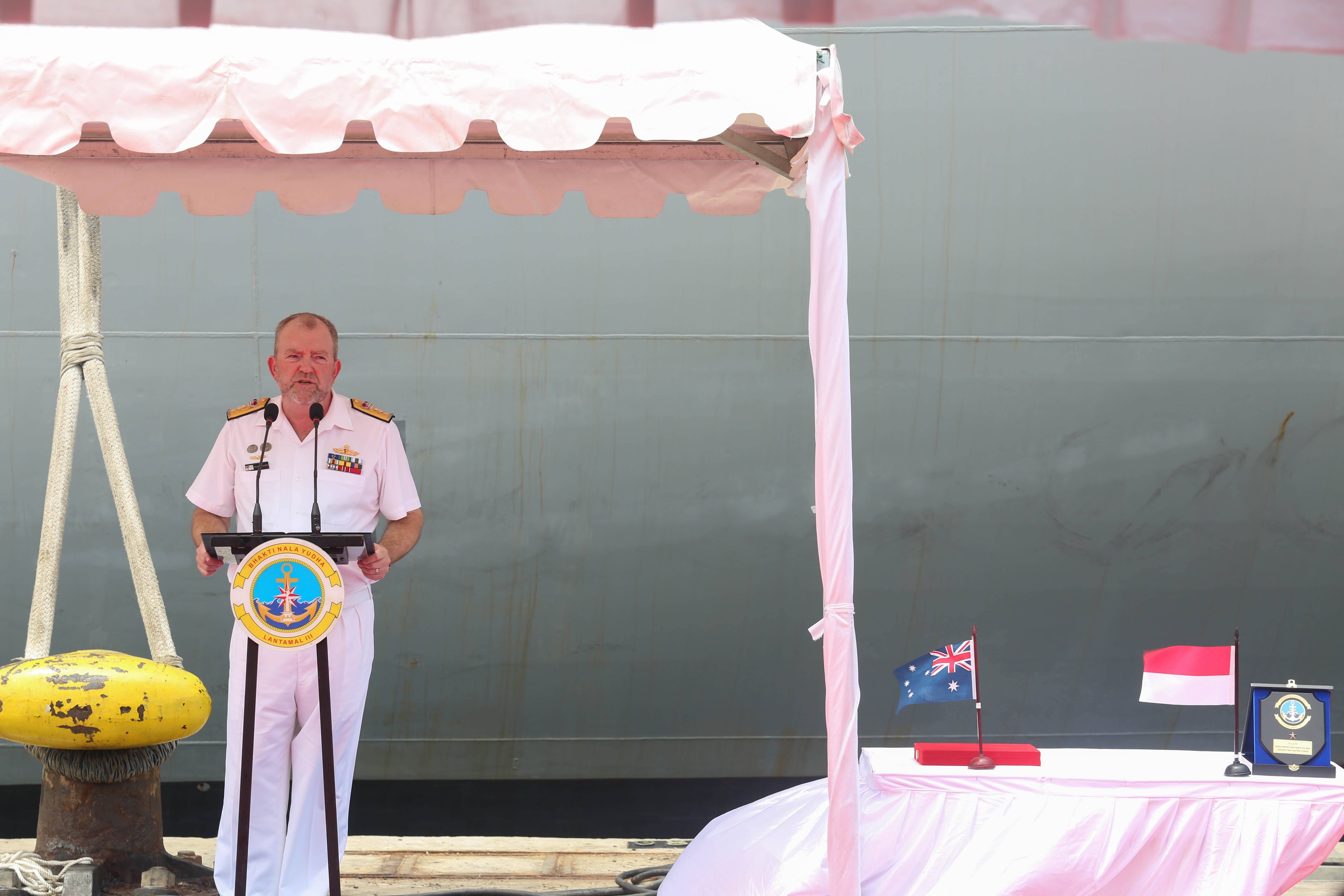 Commander IPE 2024 Commodore Michael Harris OAM,RAN menyampaikan sambutan saat kunjungan Kapal HMAS Adelaide di Dermaga JICT 2, Pelabuhan Tanjung Priok, Jakarta Utara, Selasa (19/11/2024). Kunjungan Kapal HMAS Adelaide tersebut dalam rangka mempererat kerja sama antara Tentara Nasional Indonesia (TNI) dengan Angkatan Pertahanan Australia (ADF) dalam mendukung pertukaran pengetahuan tentang kedokteran militer, perempuan, perdamaian dan keamanan. 