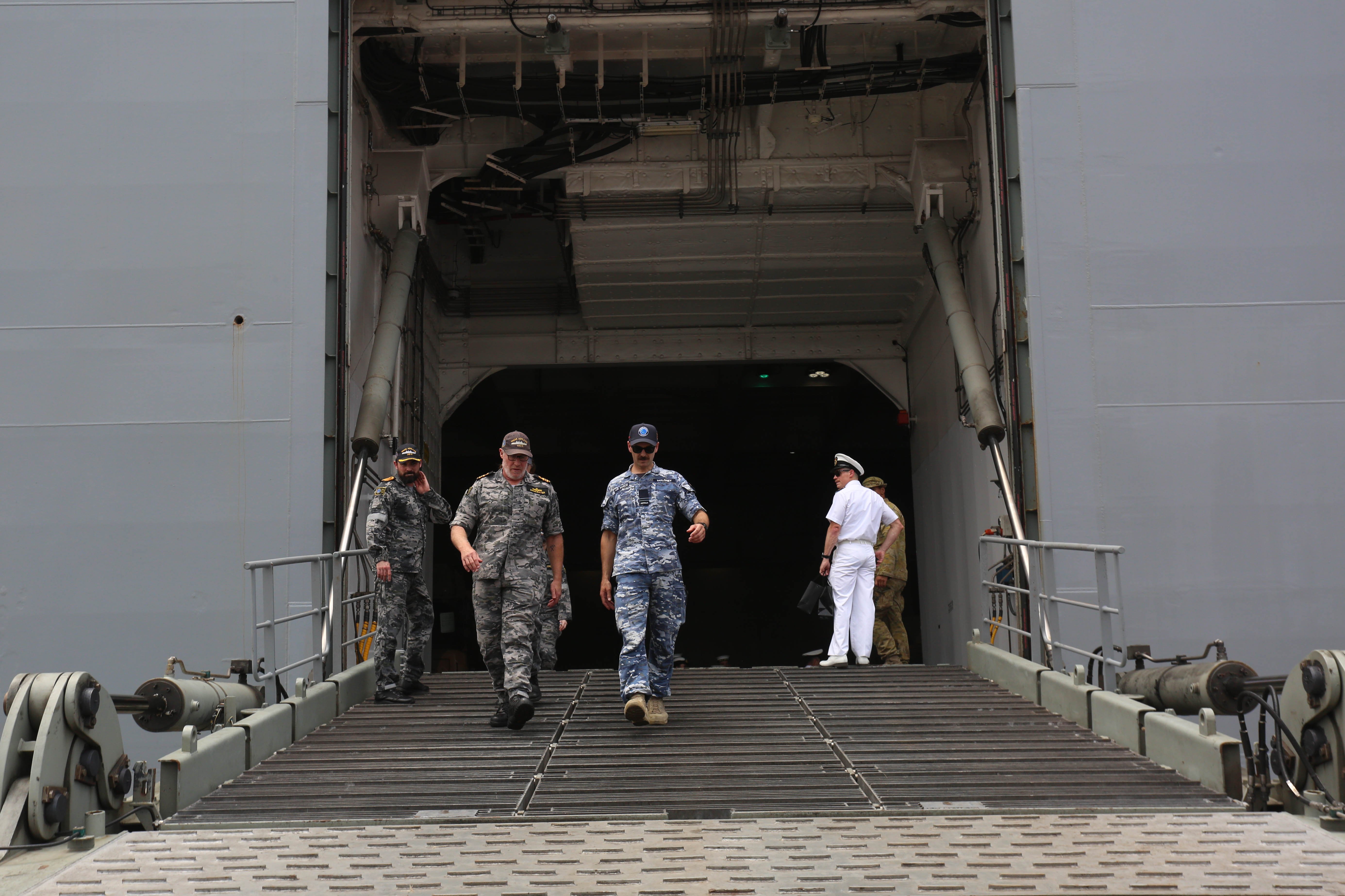 Sejumlah personel Angkatan Pertahanan Australia (ADF) turun dari Kapal HMAS Adelaide saat tiba di Dermaga JICT 2, Pelabuhan Tanjung Priok, Jakarta Utara, Selasa (19/11/2024). Kunjungan Kapal HMAS Adelaide tersebut dalam rangka mempererat kerja sama antara Tentara Nasional Indonesia (TNI) dengan Angkatan Pertahanan Australia (ADF) dalam mendukung pertukaran pengetahuan tentang kedokteran militer, perempuan, perdamaian dan keamanan. 